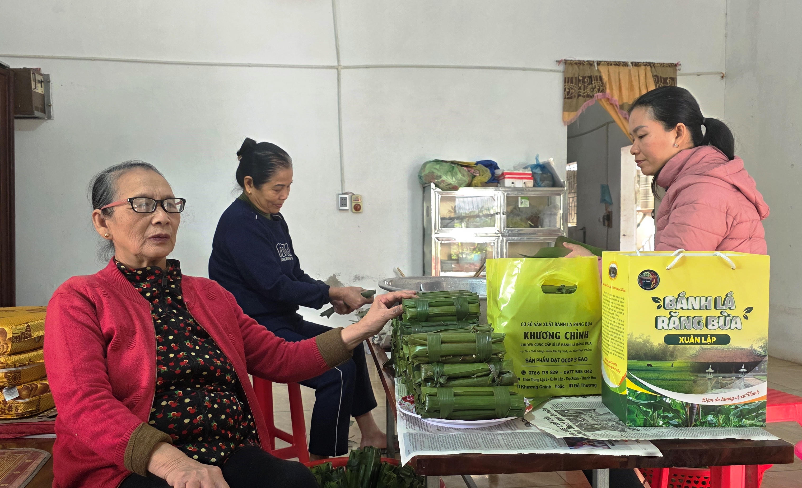 Sự cẩn thận trong khâu sản xuất, hương vị đậm đà riêng biệt đã góp phần định hình thương hiệu "Bánh răng bừa Xuân Lập" trên thị trường hiện nay. Ảnh: Nguyễn Chung.