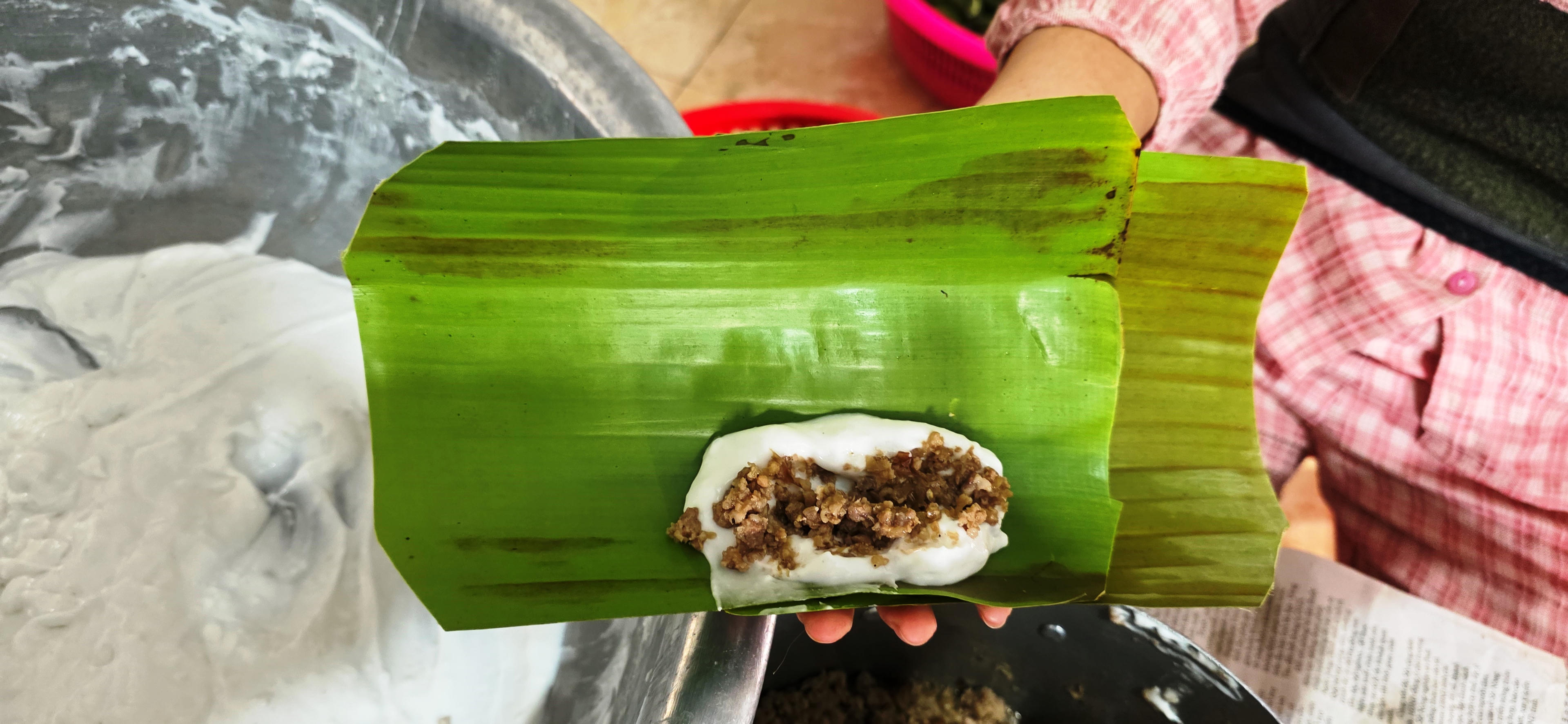 Phần nhân bánh chỉ sử dụng thịt lợn băm, hành khô băm xào với nước mắm và rắc thêm chút hạt tiêu, không có mộc nhĩ, tạo nên hương vị đậm đà rất riêng của vùng Xuân Lập. Ảnh: Nguyễn Chung.