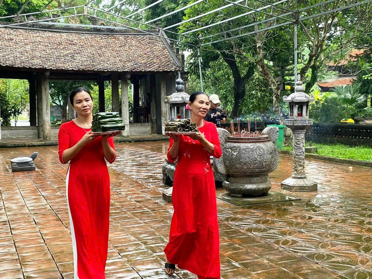 Là món ăn dân dã nhưng mang nhiều yếu tố thiêng liêng nên hàng năm vào các dịp lễ tết quan trọng, người dân trong vùng thành kính dâng bánh lên đền thờ vua Lê... Ảnh: Nguyễn Chung.