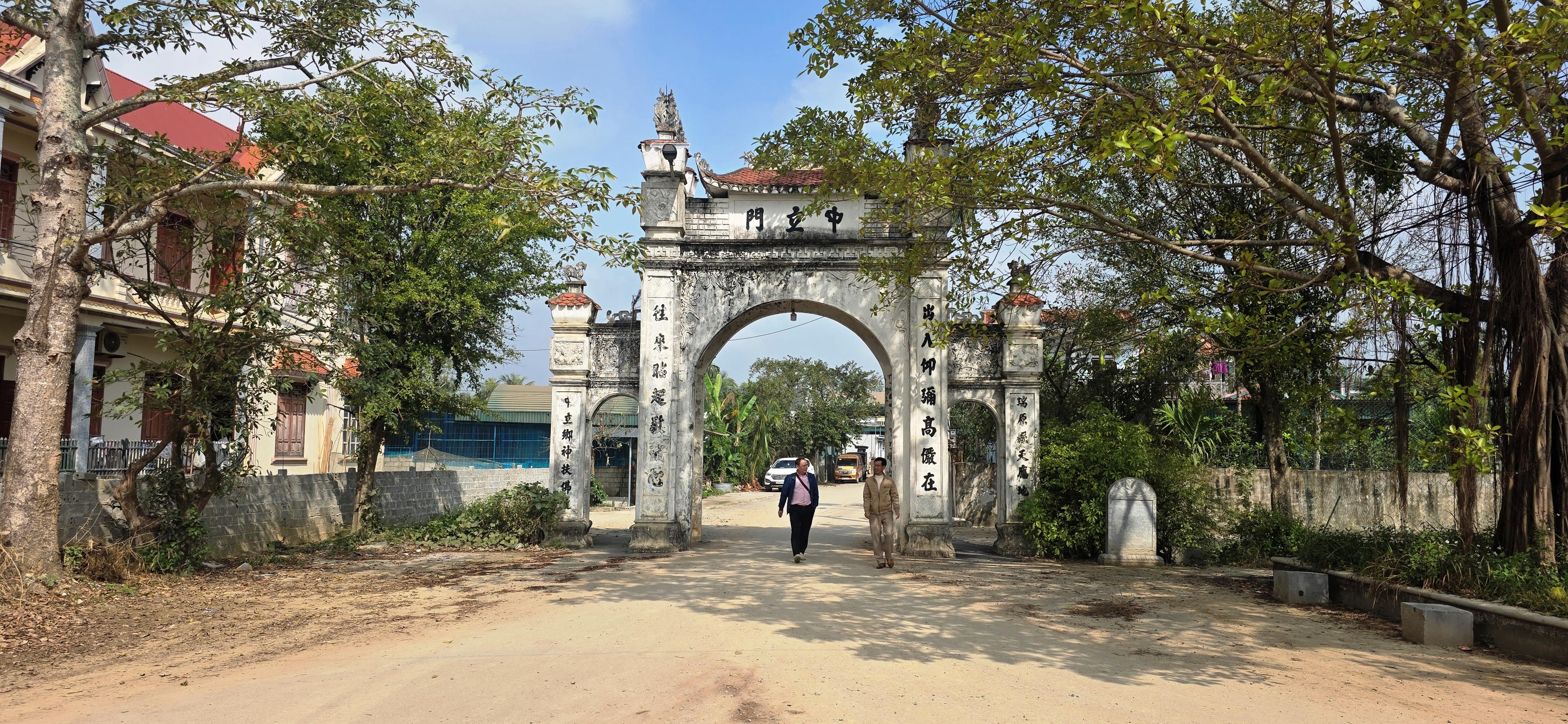 Cổng làng cổ Trung Lập uy nghi, bề thế... Ảnh: Nguyễn Chung.