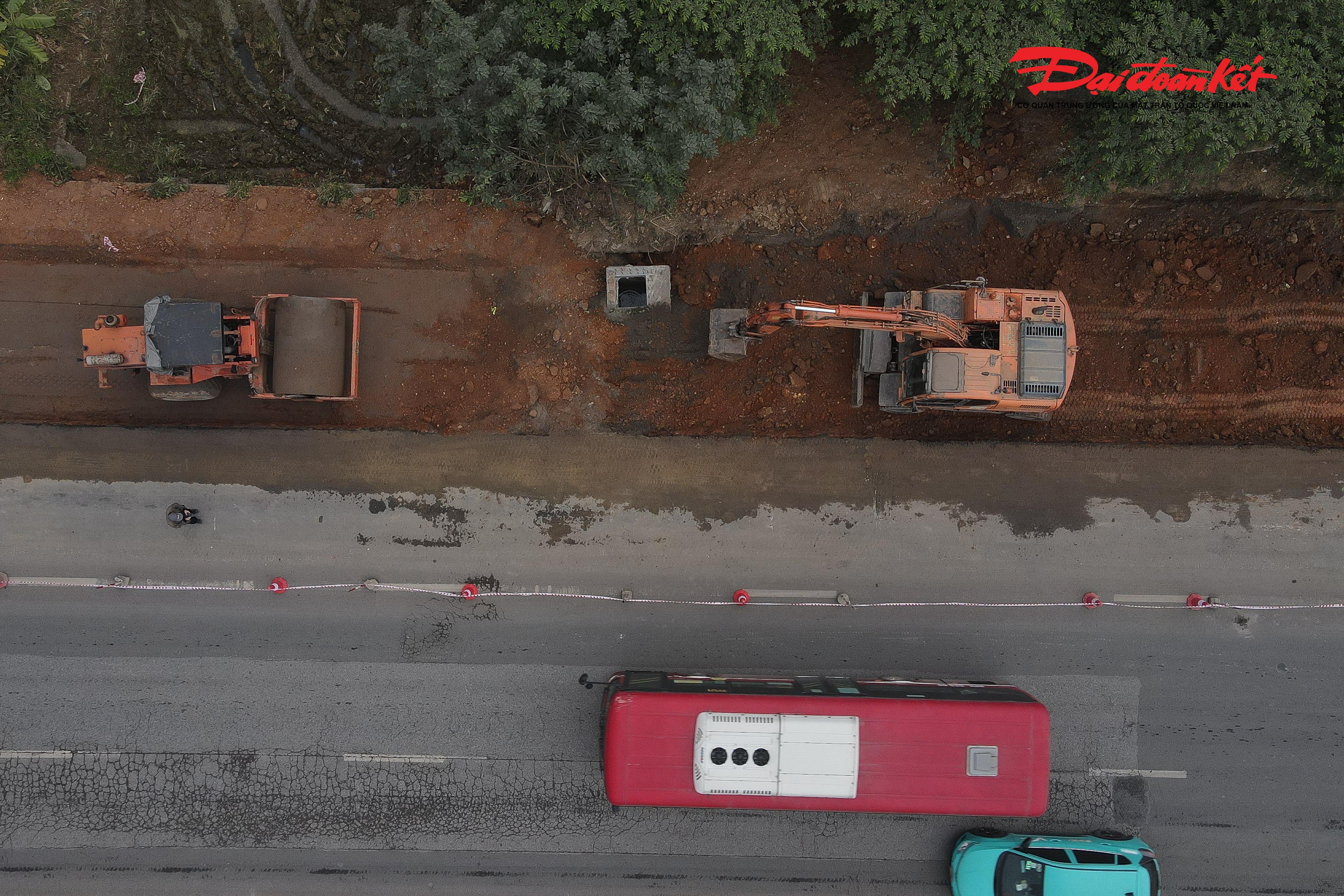 Máy móc, thiết bị cùng gần 100 công nhân đang được huy động tối đa, đẩy nhanh tiến độ thi công.. 