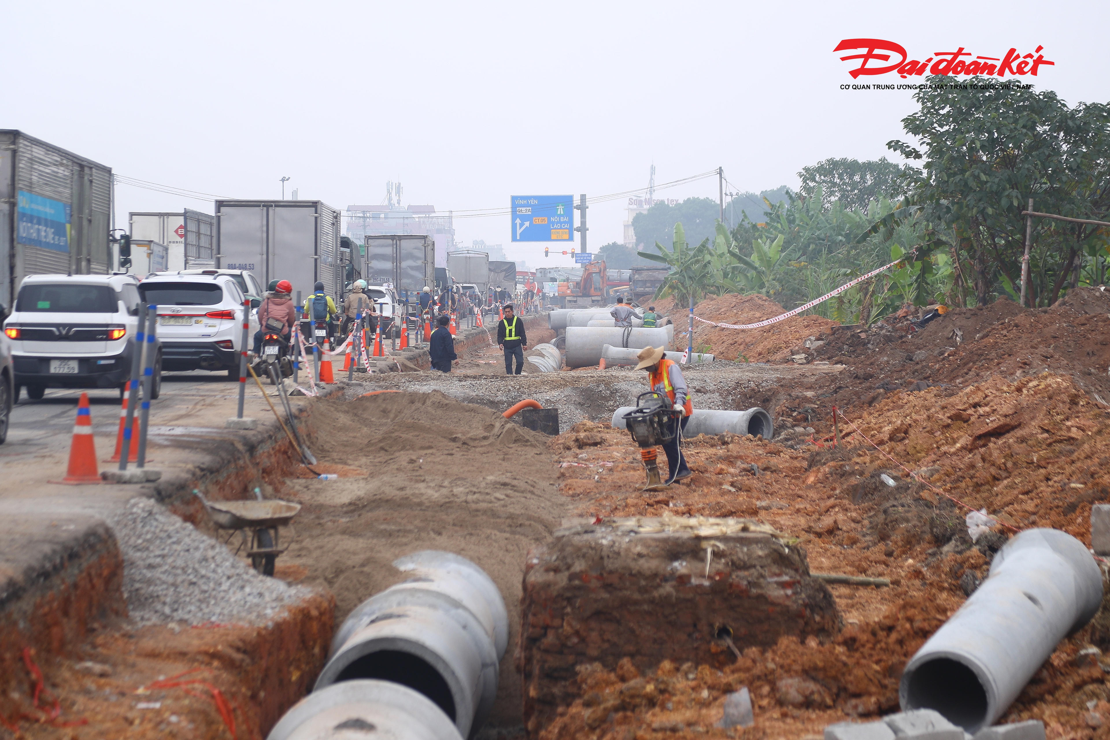 Theo ghi nhận của PV Báo Đại đoàn kết, ngay sau khi Lệnh khẩn cấp được ban hành, Ban Duy tu các công trình hạ tầng giao thông đã phối hợp với các nhà thầu huy động máy móc, thiết bị cùng gần 100 cán bộ, công nhân tổ chức thi công liên tục trên công trường. Các hạng mục được triển khai khẩn trương nhằm bảo đảm tiến độ theo yêu cầu đặt ra góp phần sớm giảm áp lực ùn tắc giao thông tại khu vực nút giao Quốc lộ 2 – đường dẫn cao tốc Nội Bài – Lào Cai.