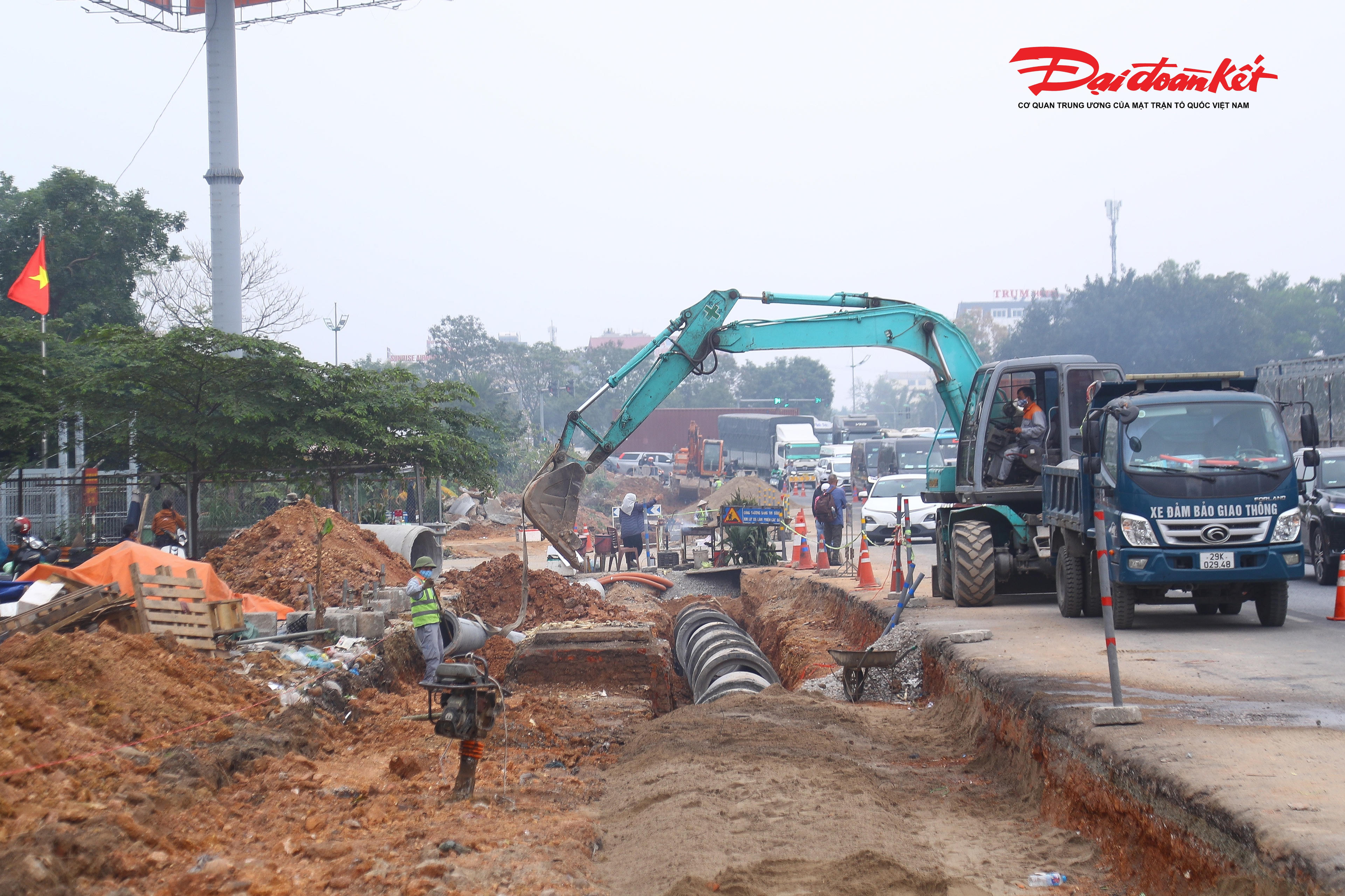 Hiện dự án cải tạo hạ tầng, tổ chức giao thông khu vực nút giao Quốc lộ 2 – đường dẫn cao tốc Nội Bài – Lào Cai để giảm ùn tắc giao thông đang tiến hành thi công hạng mục cống ngầm.