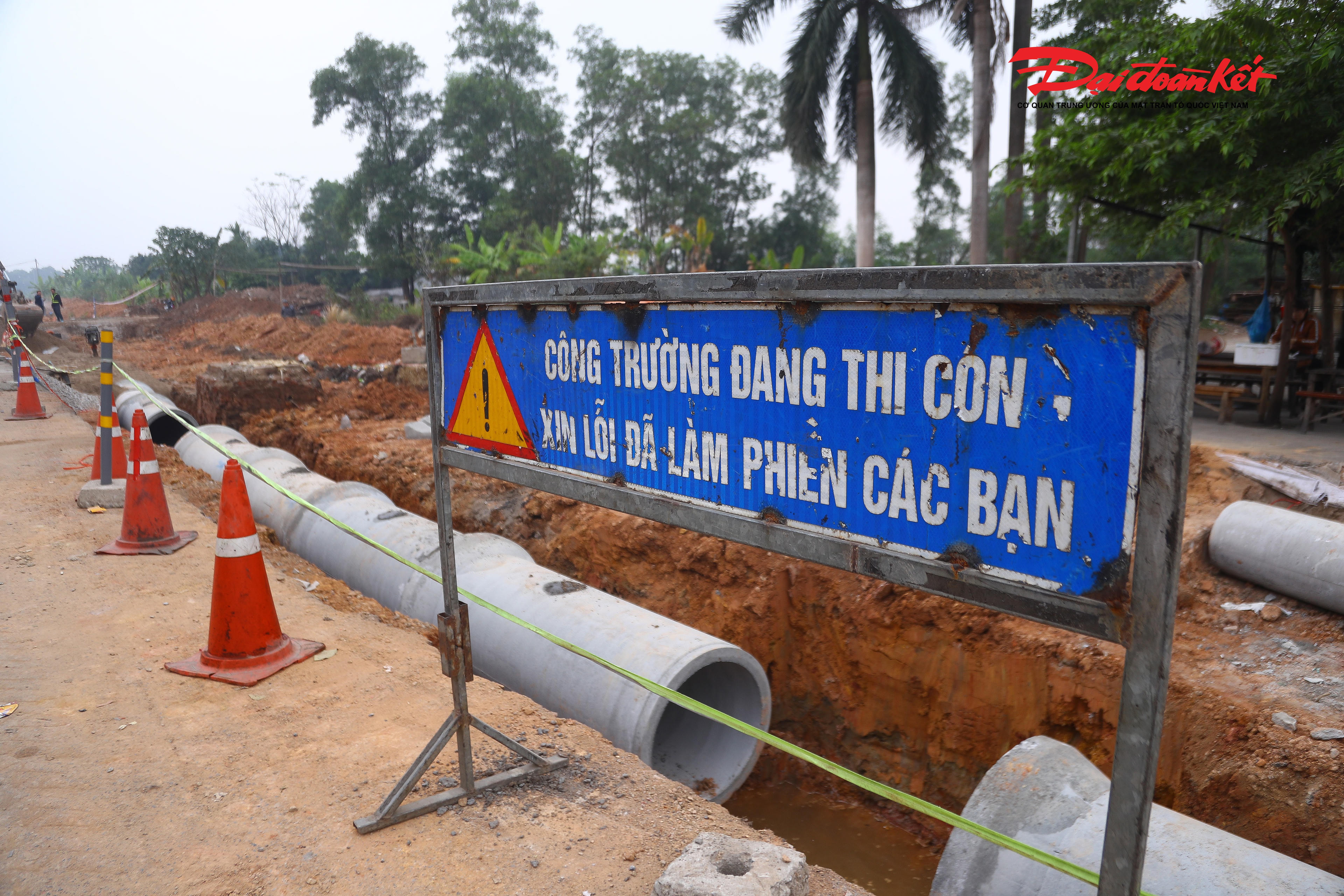 Theo ông Tuyến, trong quá trình thi công, việc tập kết vật tư, máy móc trên đường đều được bố trí người hướng dẫn, cảnh báo đầy đủ nhằm đảm bảo an toàn cho người và phương tiện lưu thông.
Đồng thời, tổ chức nhiều mũi thi công song song, để đẩy nhanh tiến độ mà vẫn giữ được sự thông suốt của tuyến đường.