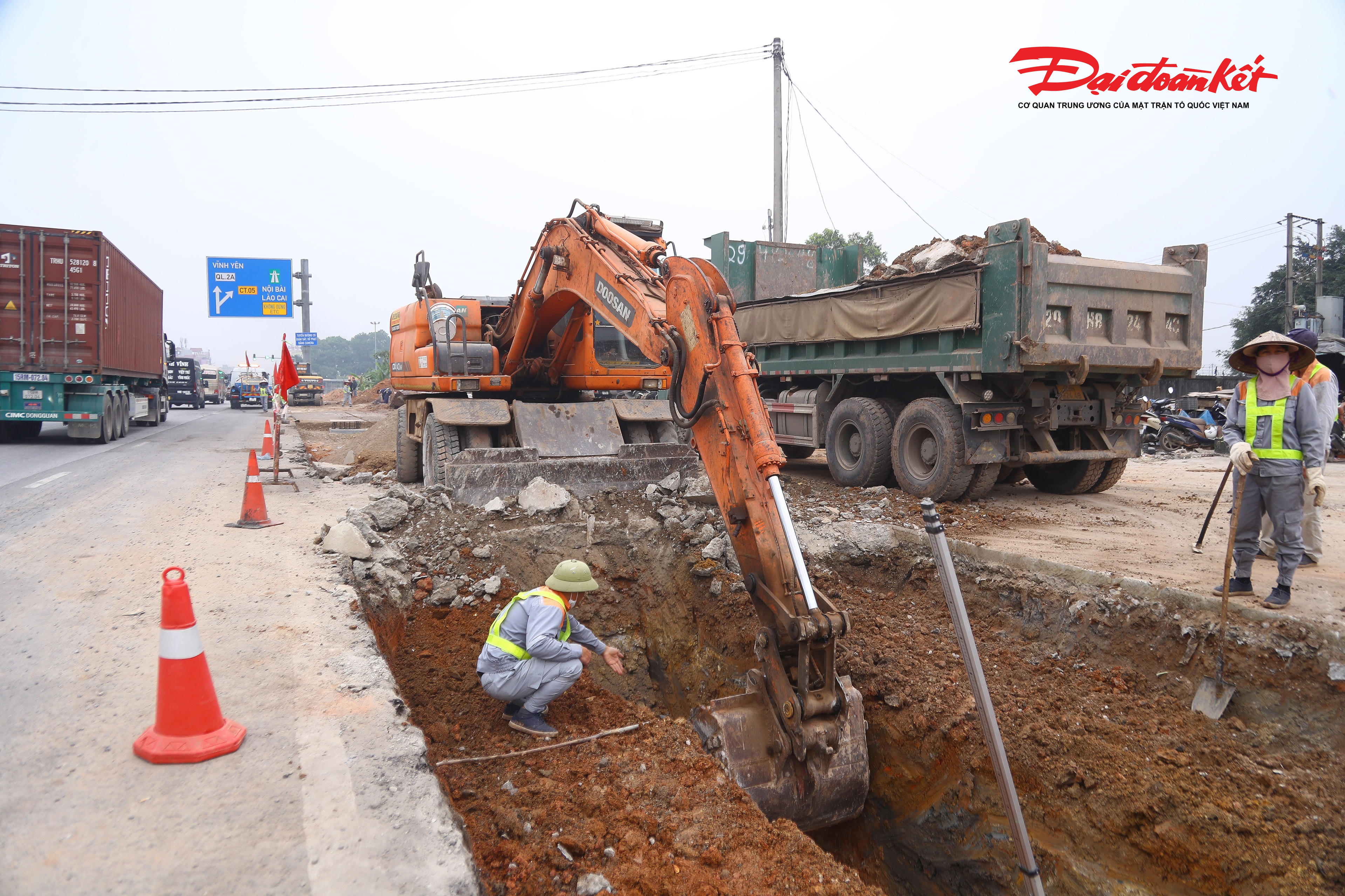 Trên công trường, các công nhân chia ca làm việc ngày đêm, nỗ lực đẩy nhanh tiến độ thi công, hướng tới mục tiêu hoàn thành dự án đúng thời hạn.