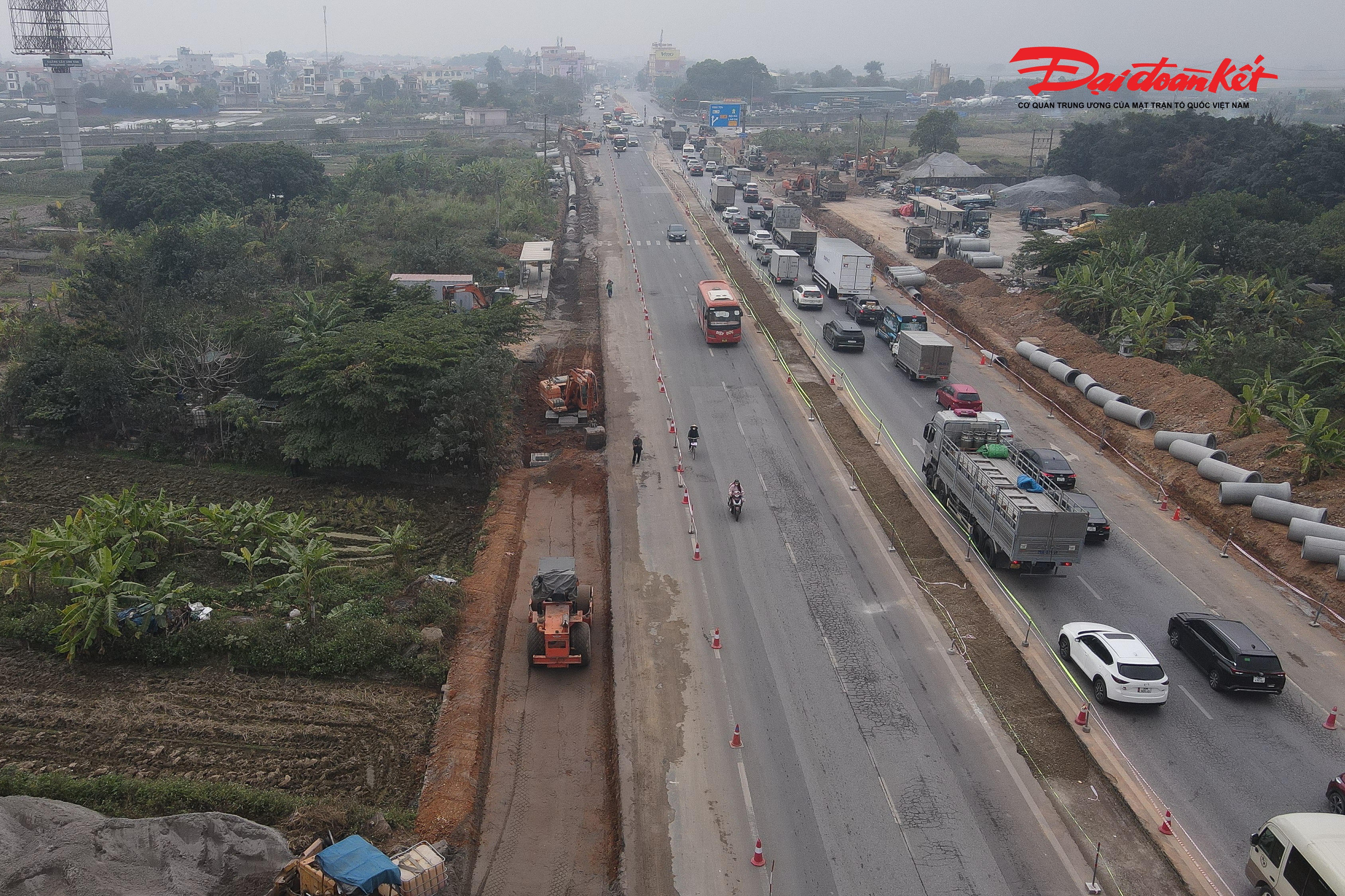 UBND thành phố Hà Nội giao Sở Xây dựng chịu trách nhiệm tổ chức lập hồ sơ, thủ tục và triển khai thi công công trình theo Lệnh khẩn cấp, bảo đảm tiến độ, chất lượng và tuân thủ đầy đủ các quy định của pháp luật về xây dựng. Đồng thời, Sở Xây dựng phối hợp với Sở Tài chính tổng hợp nhu cầu vốn, báo cáo UBND Thành phố để bố trí kinh phí kịp thời.