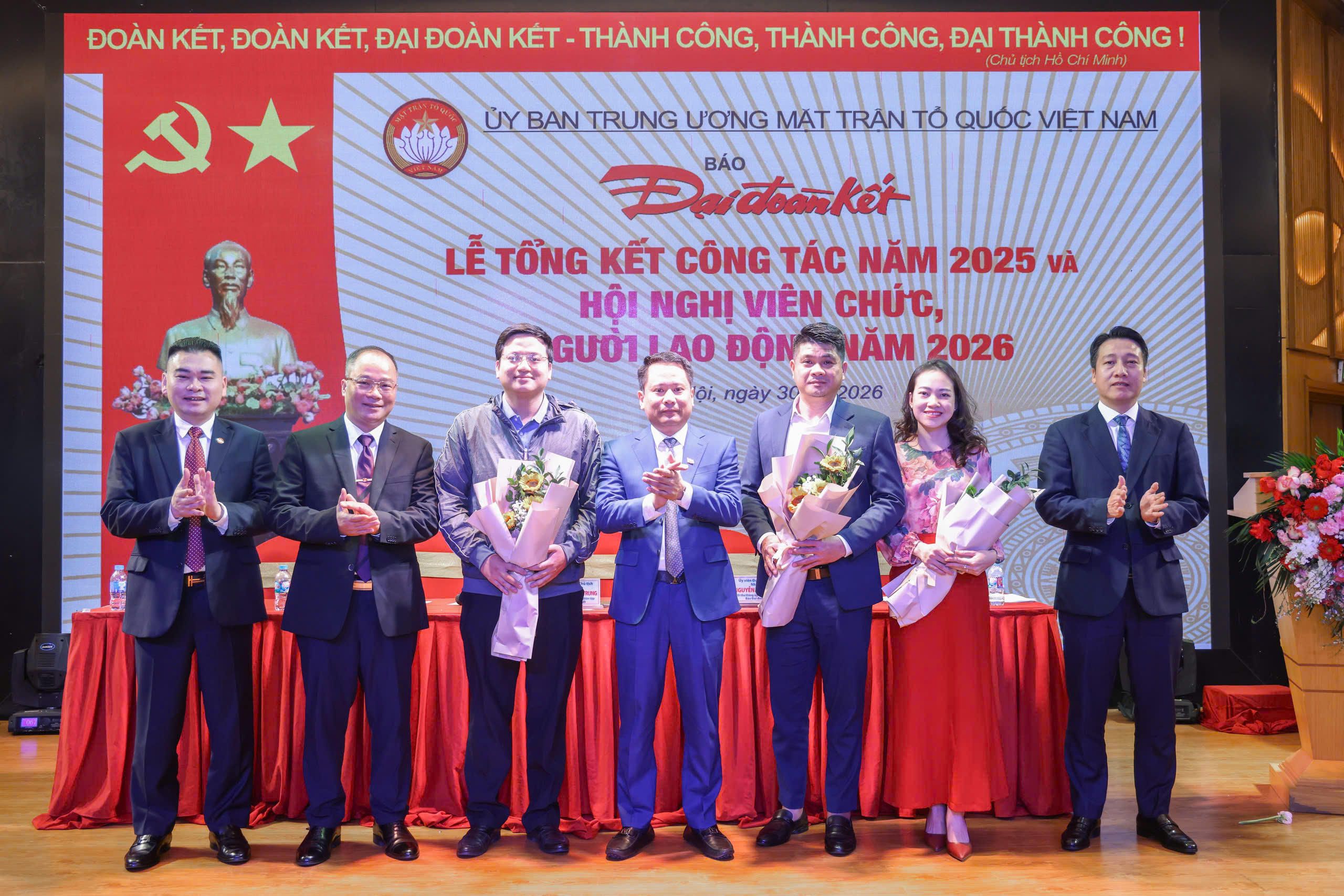 Lãnh đạo Báo Đại đoàn kết tặng hoa chúc mừng Ban Thanh tra Nhân dân nhiệm kỳ 2026–2027 ra mắt tại Hội nghị.&nbsp;Ảnh: Quang Vinh.