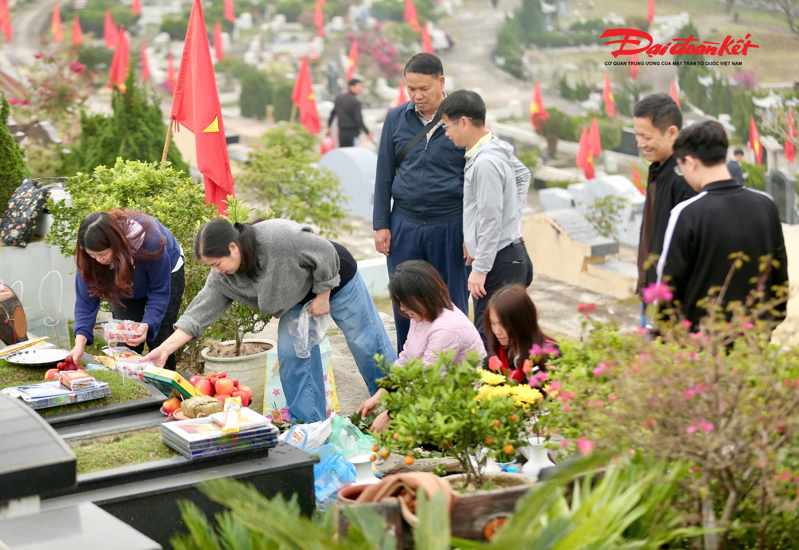 "Con cháu sẽ dọn dẹp, sửa sang lại mộ phần, quét dọn, phát cỏ cây, sơn sửa lại sau thời gian dài không lên thăm. Tập tục này thể hiện tấm lòng hiếu thảo của con cháu khi trở về quê hương hay các nơi an táng sau thời gian dài đi làm ăn hoặc không về được. Đây là dịp mọi người quây quần, sum họp để thực hiện nghi thức mời tổ tiên ông bà, những người đã khuất về với con cháu vui xuân đón Tết, một phong tục ý nghĩa có từ rất lâu của người dân Việt Nam", đại đức Thích Trí Thịnh chia sẻ.