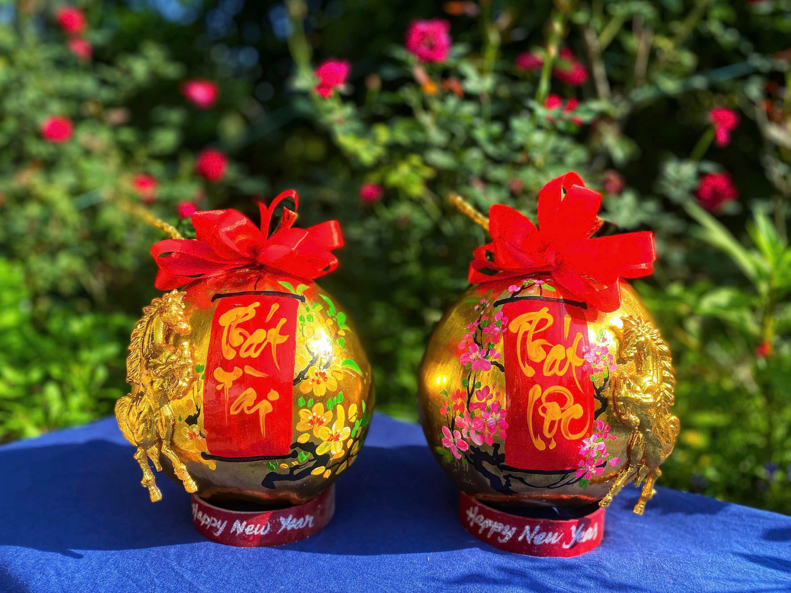 Một tác phẩm trên dừa vừa hoàn thành nhưng vẫn giữ được gần như nguyên bản cả phần cuống dừa. Ảnh: Trung Ngãi.