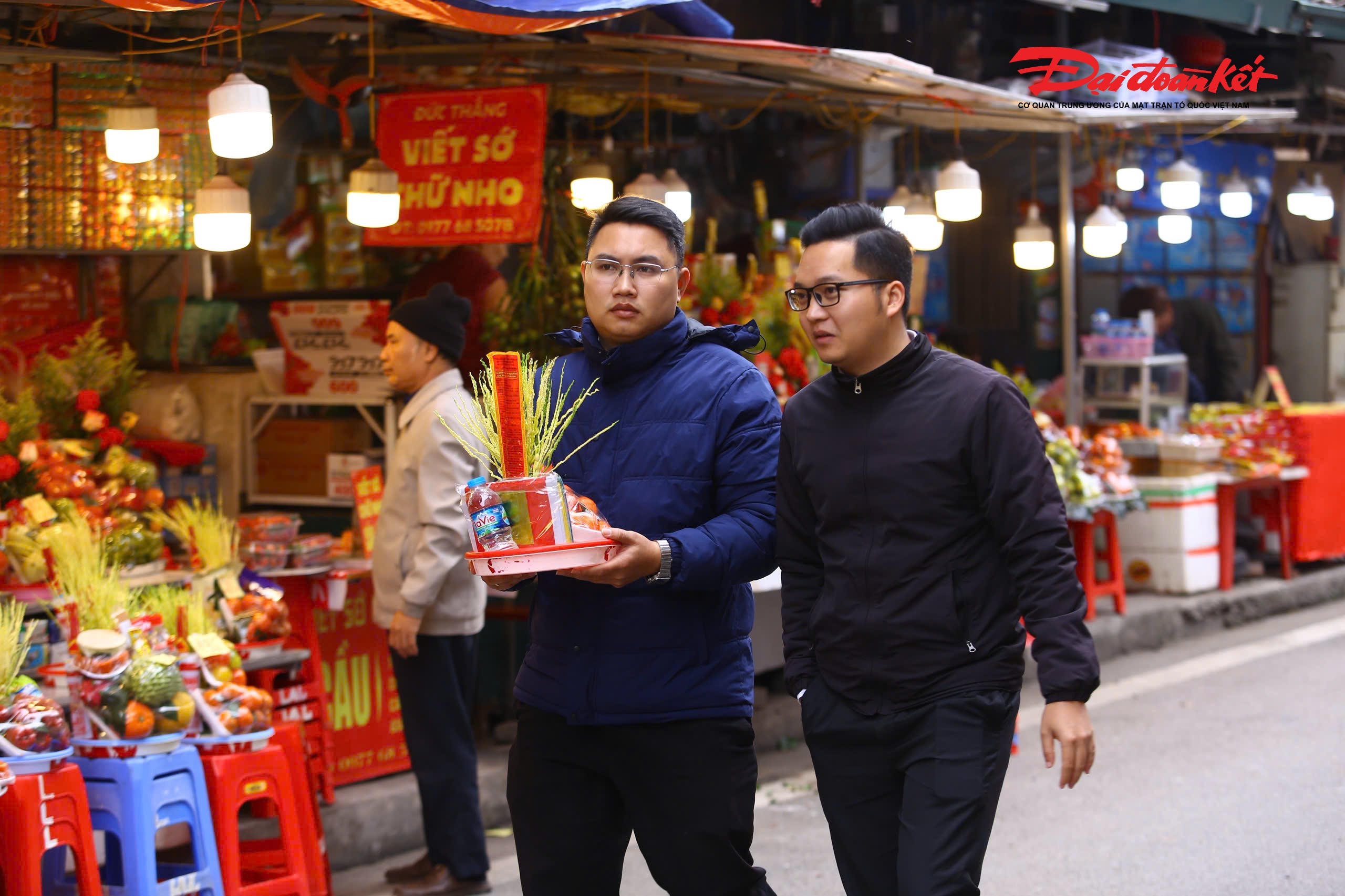 Từ tuyến đường dẫn vào cổng đến khuôn viên bên trong Phủ Tây Hồ, nhiều quầy hàng bày bán sẵn các mâm lễ để phục vụ nhu cầu của người dân.