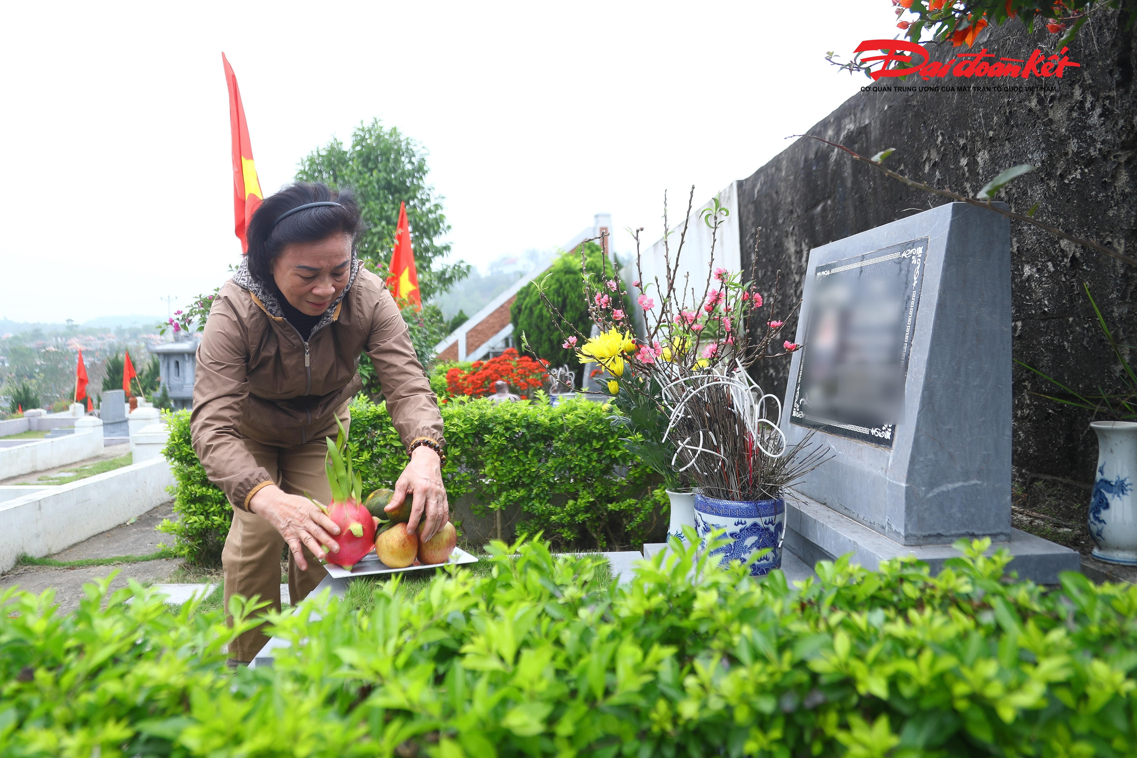 Vượt quãng đường hơn 50 km để đến bên phần mộ của chồng, bà Nguyễn Thị Minh Thi (trú phường Ba Đình, Hà Nội) không giấu được sự xúc động. Hơn ba năm kể từ ngày chồng qua đời đột ngột, nỗi đau mất mát vẫn còn nguyên vẹn, trở thành cú sốc lớn ảnh hưởng đến sức khỏe tinh thần của bà. Với bà Thi, mỗi lần lên nghĩa trang không chỉ là dịp tảo mộ cuối năm, mà còn là khoảnh khắc được “gặp lại” người bạn đời đã gắn bó suốt bao năm tháng.. 