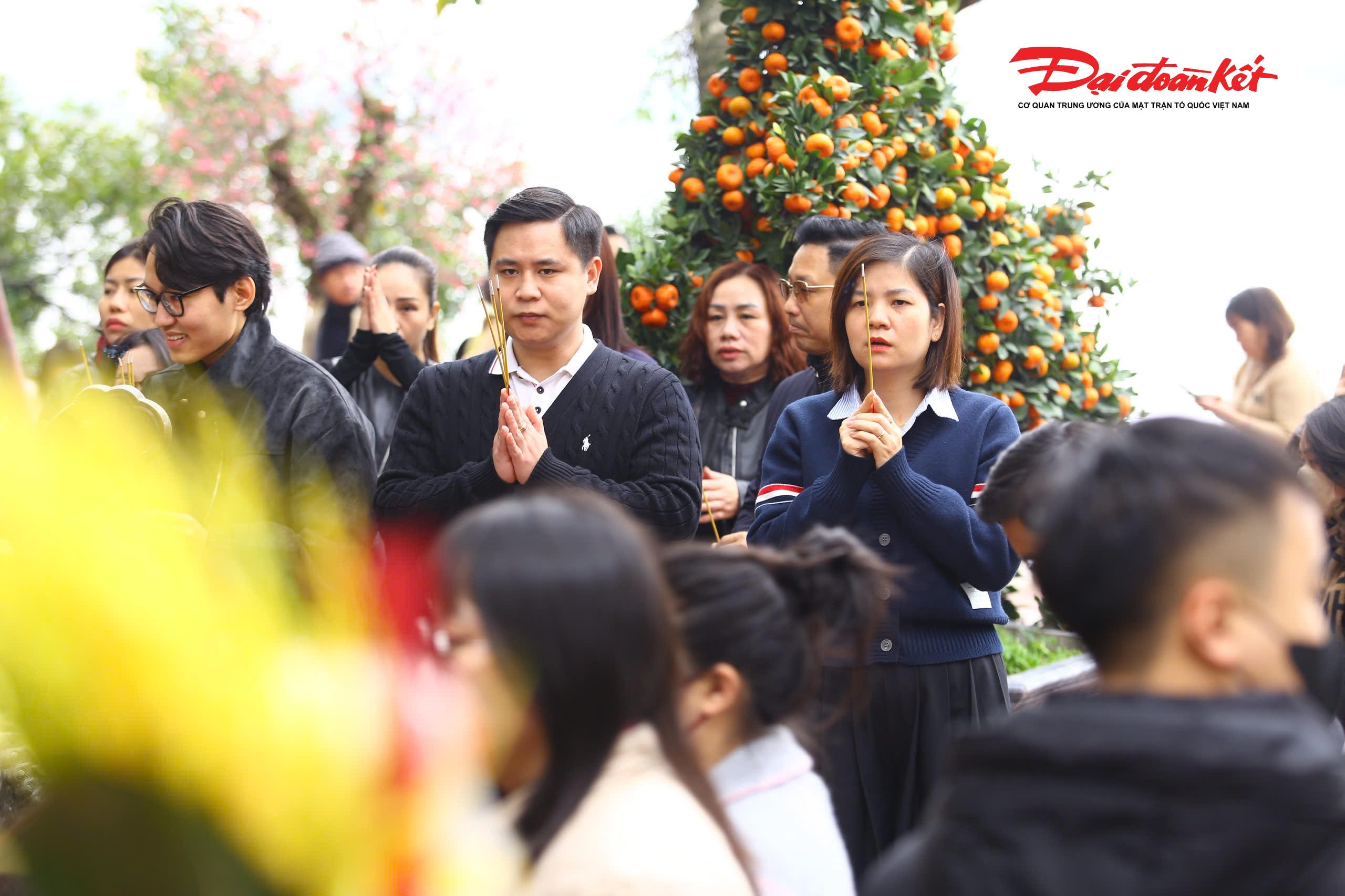 “Đây là ngày Rằm cuối cùng của năm nên tôi muốn dâng nén hương để cảm ơn và cầu mong sang năm mới gia đình bình an, công việc thuận lợi”, chị Hằng nói.