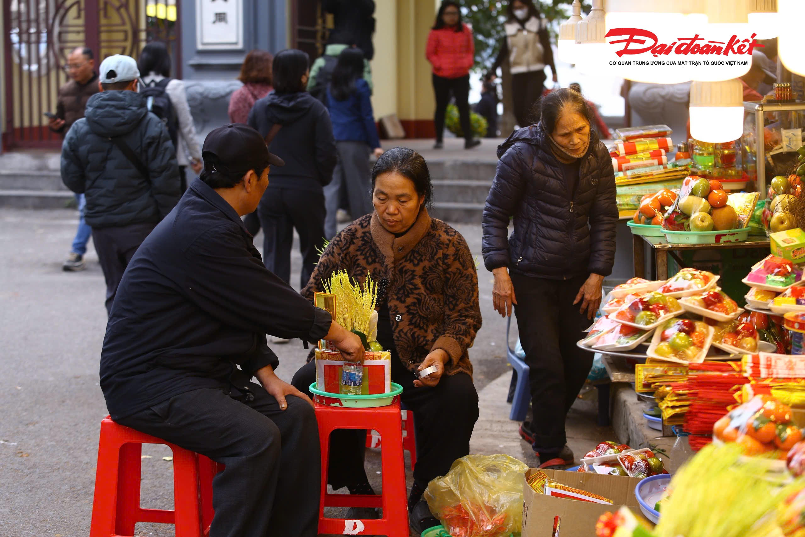 Các mâm lễ được chuẩn bị đầy đủ, bày biện bắt mắt, với mức giá phổ biến dao động từ khoảng 200.000 đến 300.000 đồng mỗi mâm.