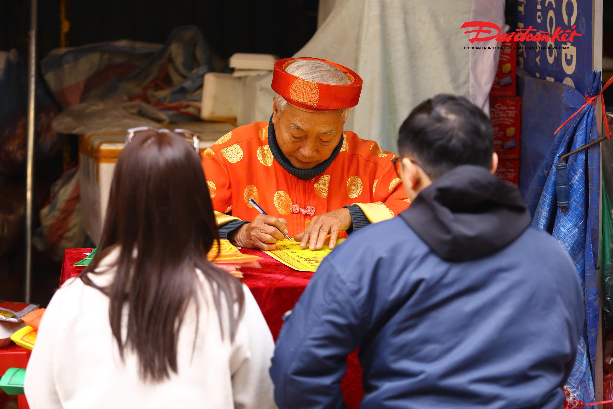 Các quầy viết sớ phía ngoài cổng phủ tấp nập người dân ra vào, hoạt động liên tục suốt buổi trưa.