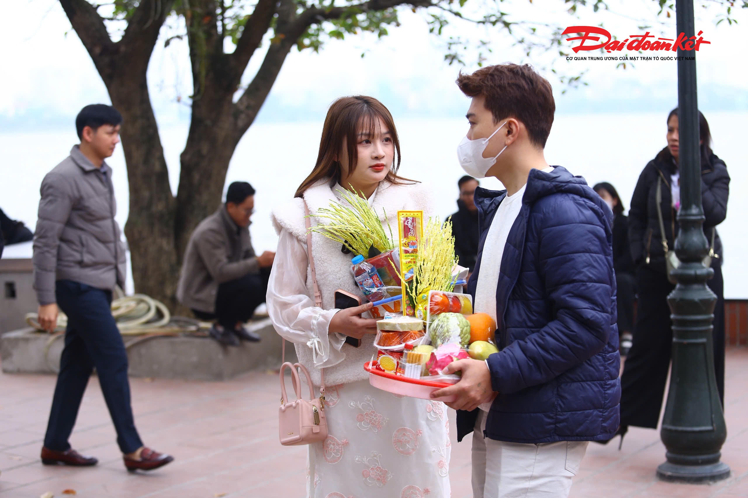 Chị Nguyễn Thu Hằng (Cầu Giấy, Hà Nội) chia sẻ, do những ngày cuối năm công việc bận rộn nên chị tranh thủ giờ nghỉ trưa đến Phủ Tây Hồ tạ lễ.