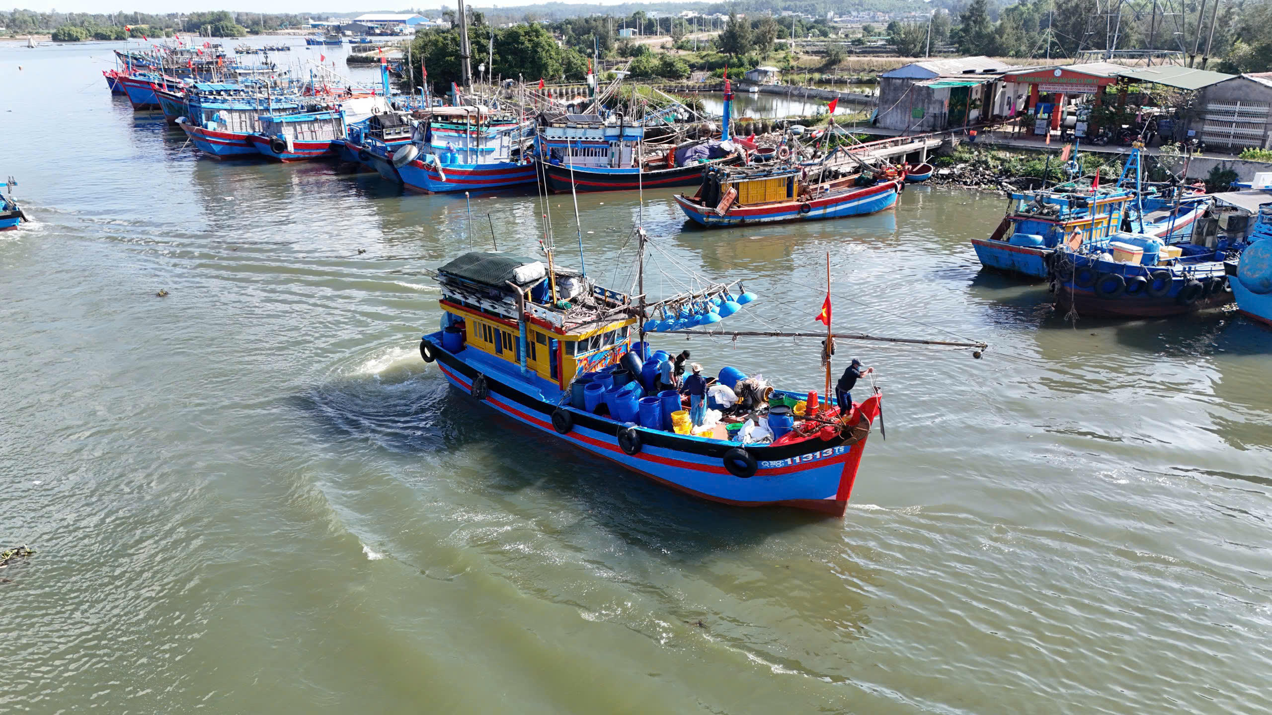 Tàu thuyền chở đầy khoang cá cơm cập cảng. Ảnh: CV.