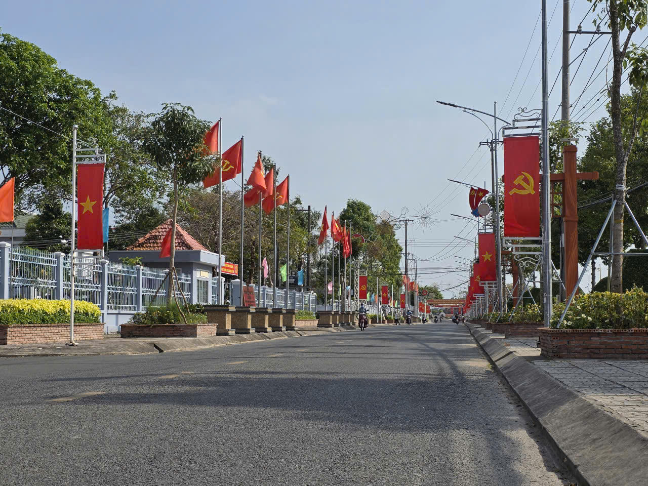 Đường phố xã Phước Long rực rỡ cờ hoa đón tết Bính Ngọ 2026. Ảnh: Nguyên Du