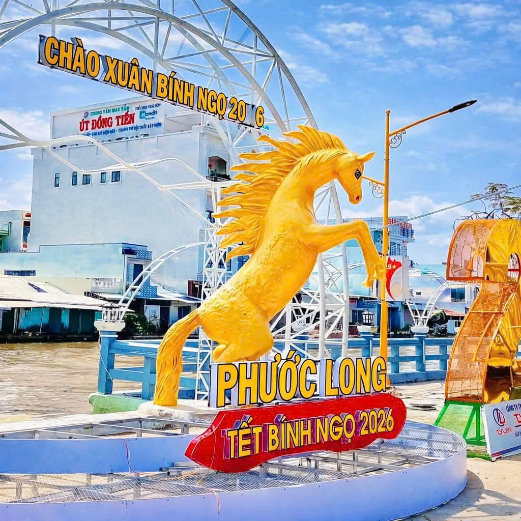 Tiểu cảnh Tết tại khu vực bờ kè trước trụ sở UBND xã Phước Long với hình tượng linh vật ngựa tạo hình mạnh mẽ, oai phong, gợi liên tưởng đến tinh thần chuyển động, bứt phá và khát vọng vươn lên. Ảnh: Nguyên Du