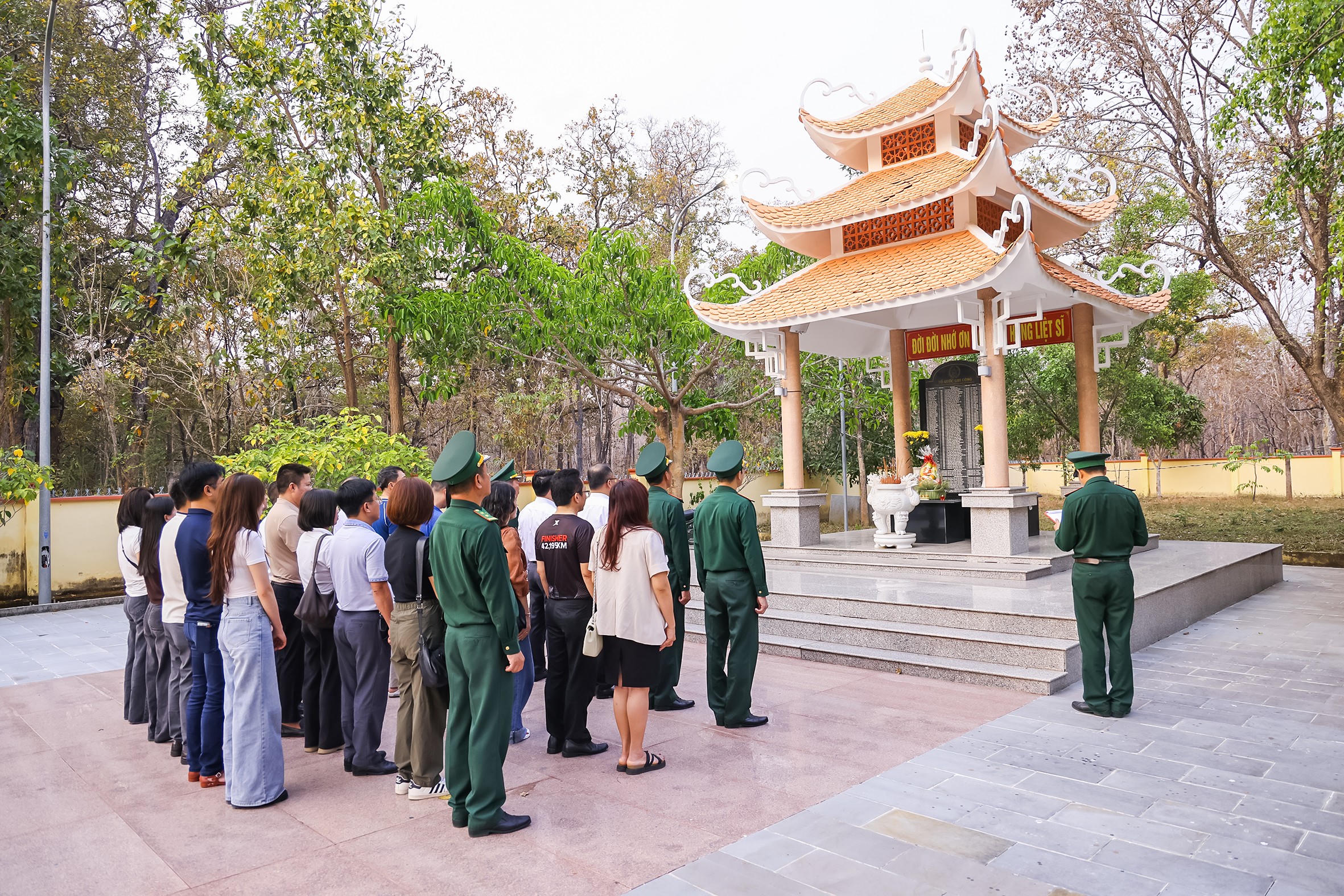 Khoảnh khắc trang nghiêm trong lễ dâng hương tưởng niệm các Anh hùng liệt sĩ – những người đã hy sinh vì sự nghiệp bảo vệ biên giới Tổ quốc. Ảnh: Quang Vinh.