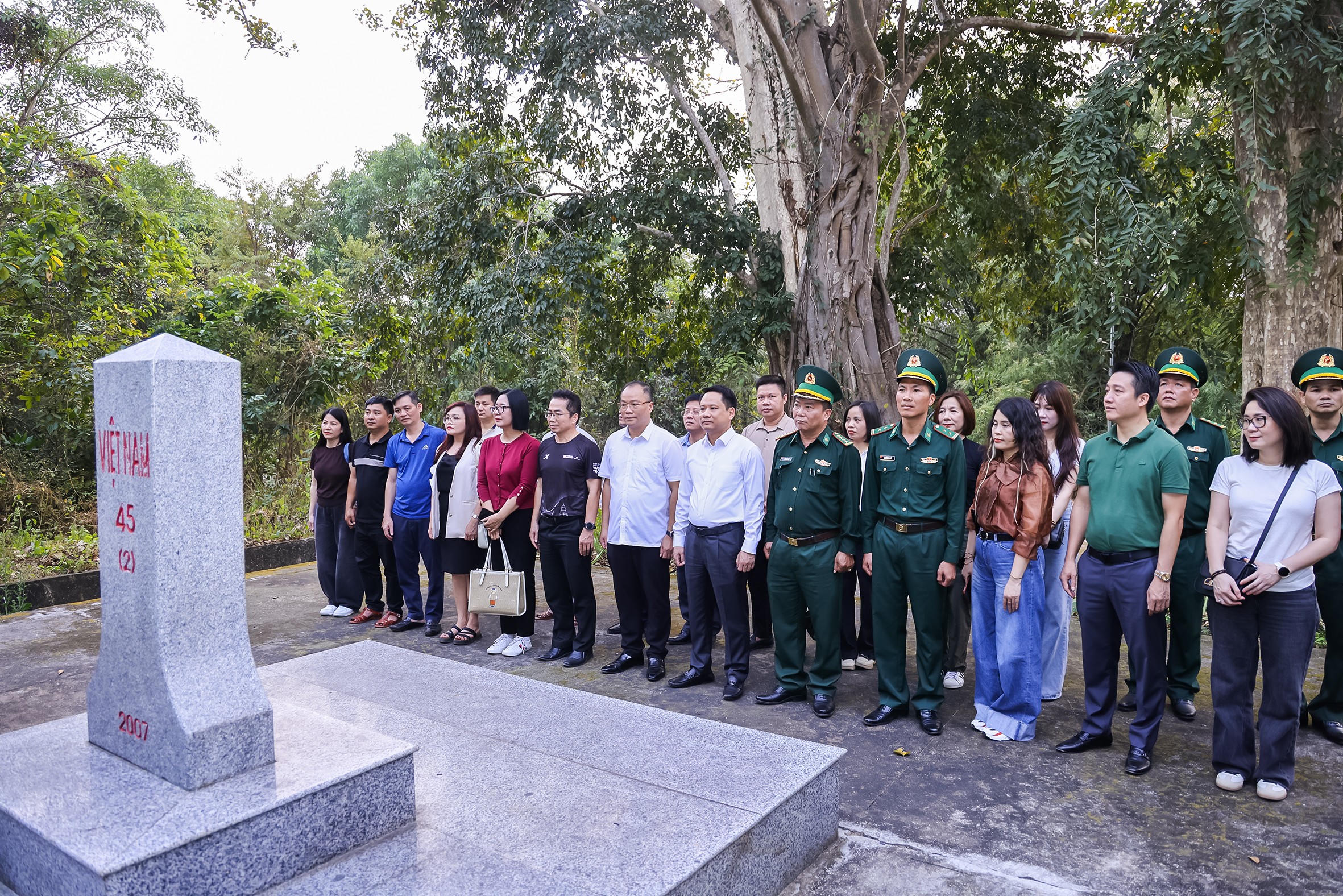 Đoàn công tác tham quan cột mốc biên giới số 45(2) do Đồn Biên phòng Sêrêpốk quản lý. Ảnh: Quang Vinh.