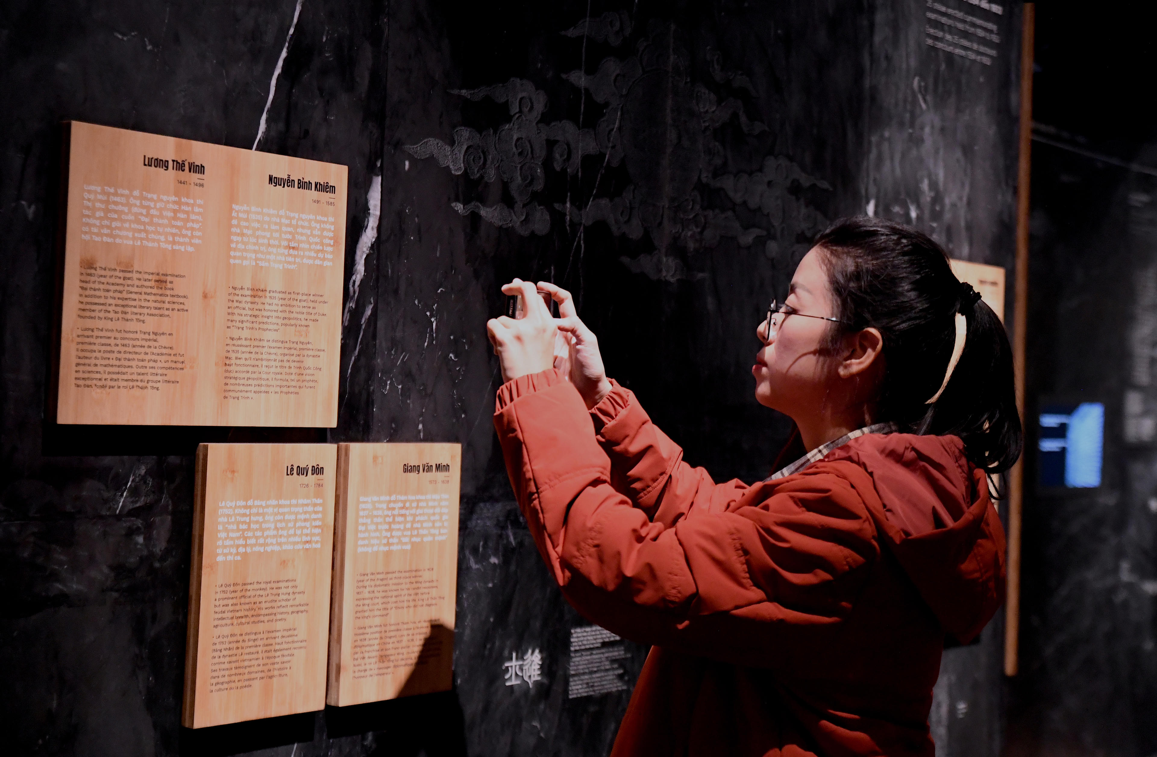 Trưng bày thu hút sự quan tâm đặc biệt của các bạn trẻ. Ảnh: Phạm Sỹ.