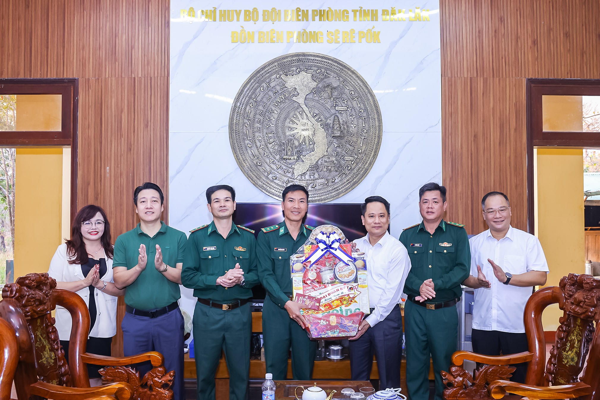 Lãnh đạo Đồn Biên phòng Sêrêpốk tiếp và làm việc với đoàn công tác của Báo Đại đoàn kết, ngày 6/2. Ảnh: Quang Vinh.