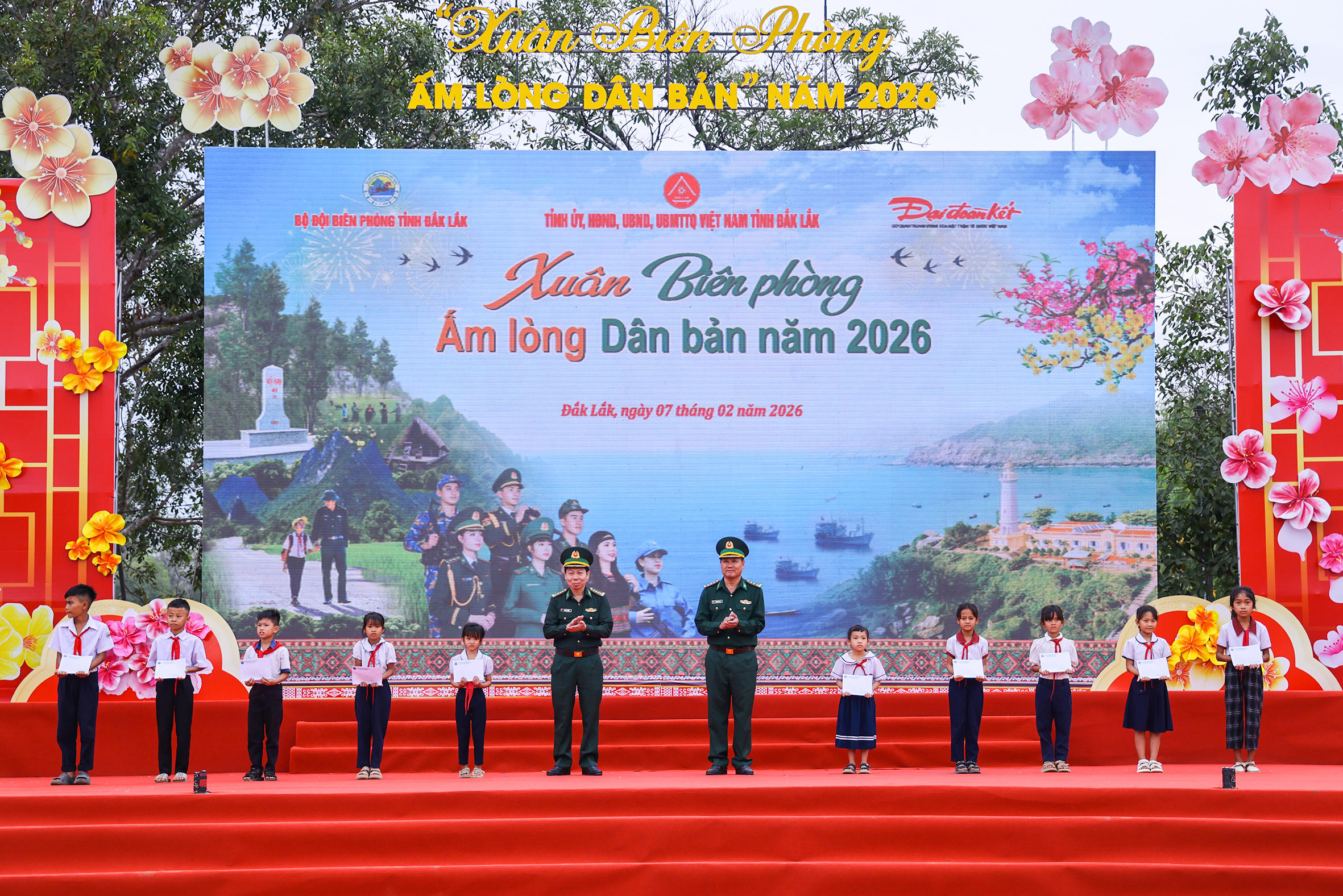 Lãnh đạo Ban Chỉ huy BĐBP tỉnh Đắk Lắk tặng quà cho các em học sinh có hoàn cảnh khó khăn. Ảnh: Quang Vinh