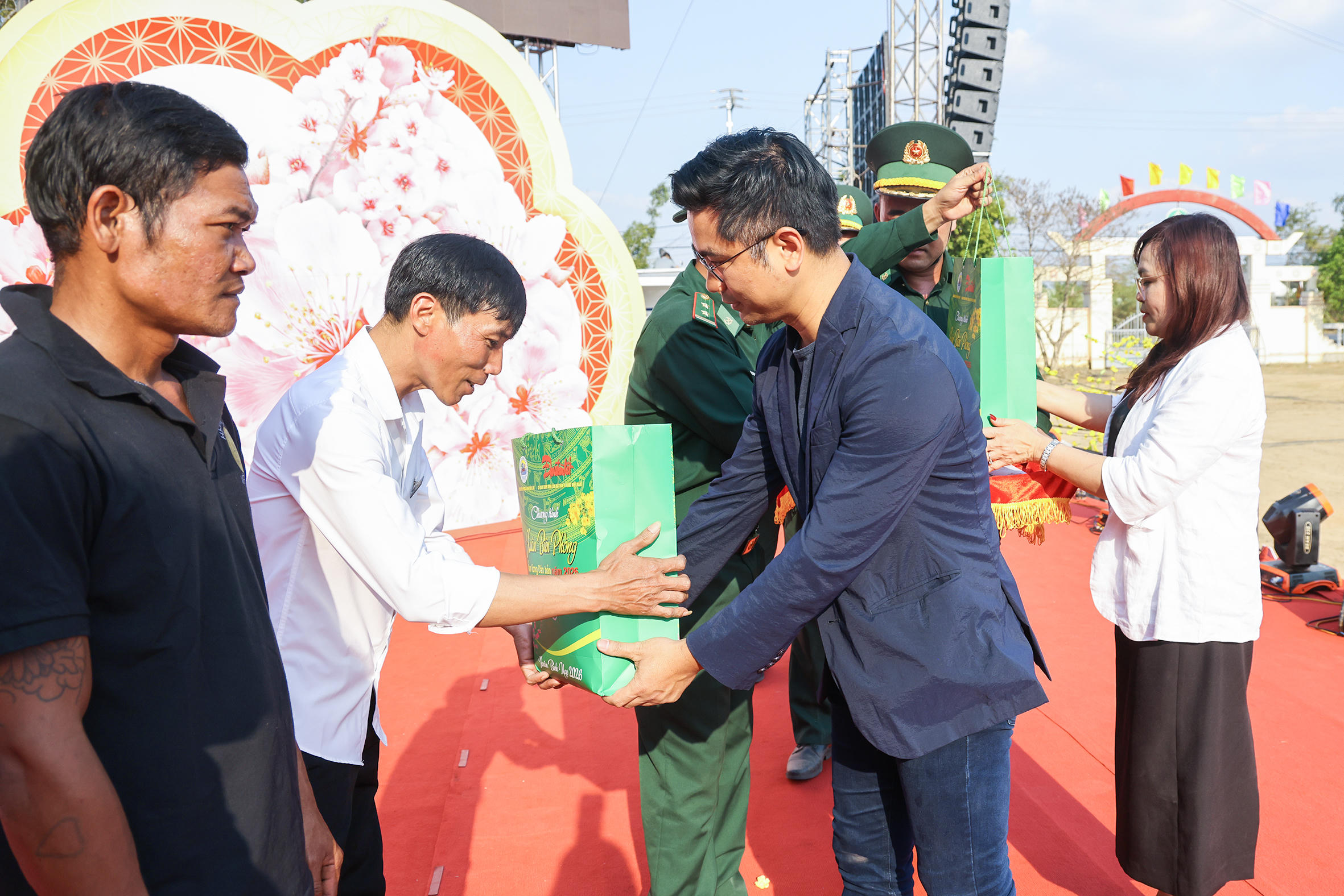 Chủ tịch Công đoàn Báo Đại đoàn kết trao quà Tết cho bà con nhân dân xã Buôn Đôn. Ảnh: Quang Vinh.