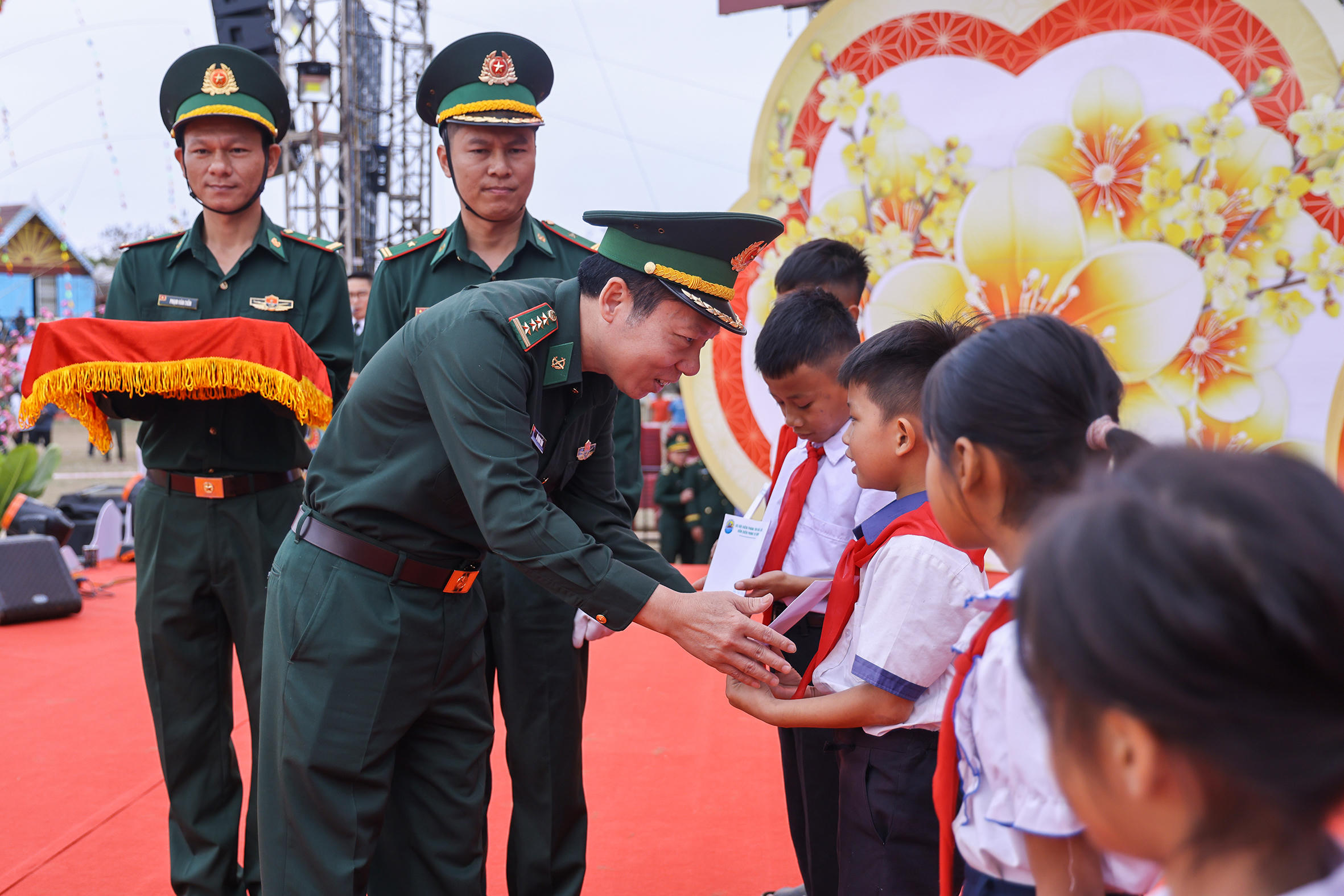 Đại tá Đỗ Quang Thấm - Phó Chính ủy Bộ Chỉ huy Quân sự tỉnh, kiêm Chính ủy Ban Chỉ huy BĐBP tỉnh Đắk Lắk tặng quà cho các em học sinh có hoàn cảnh khó khăn. Ảnh: Quang Vinh