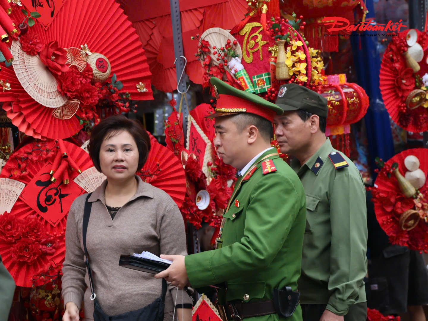 Song song với công tác bảo đảm giao thông, lực lượng CSGT phối hợp Công an cơ sở tăng cường tuyên truyền, hướng dẫn Nhân dân và các tiểu thương kinh doanh trong khu vực chợ hoa, cũng như các tuyến phố phụ cận chấp hành nghiêm các quy định về trật tự đô thị; không lấn chiếm lòng đường, vỉa hè; giữ gìn vệ sinh môi trường, bảo đảm các điều kiện an toàn phòng cháy, chữa cháy trong quá trình buôn bán, trưng bày hàng hóa.