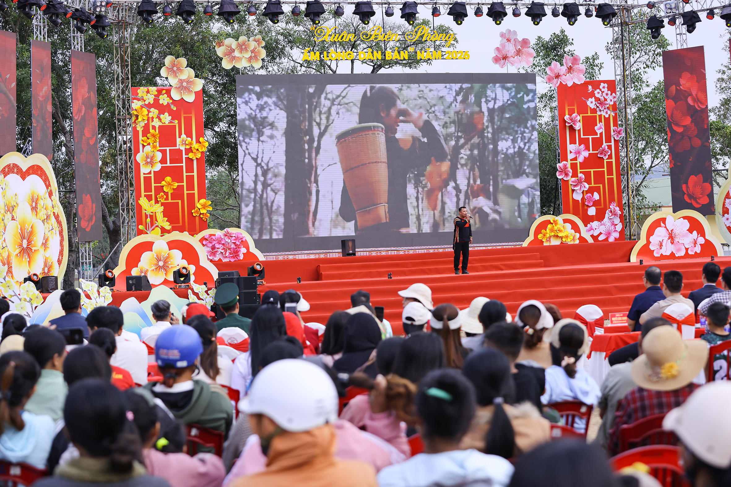 Nhiều người dân địa phương đến dự lễ khai mạc chương trình Xuân biên phòng, ấm lòng dân bản tại Đăk Lăk. Ảnh: Quang Vinh.