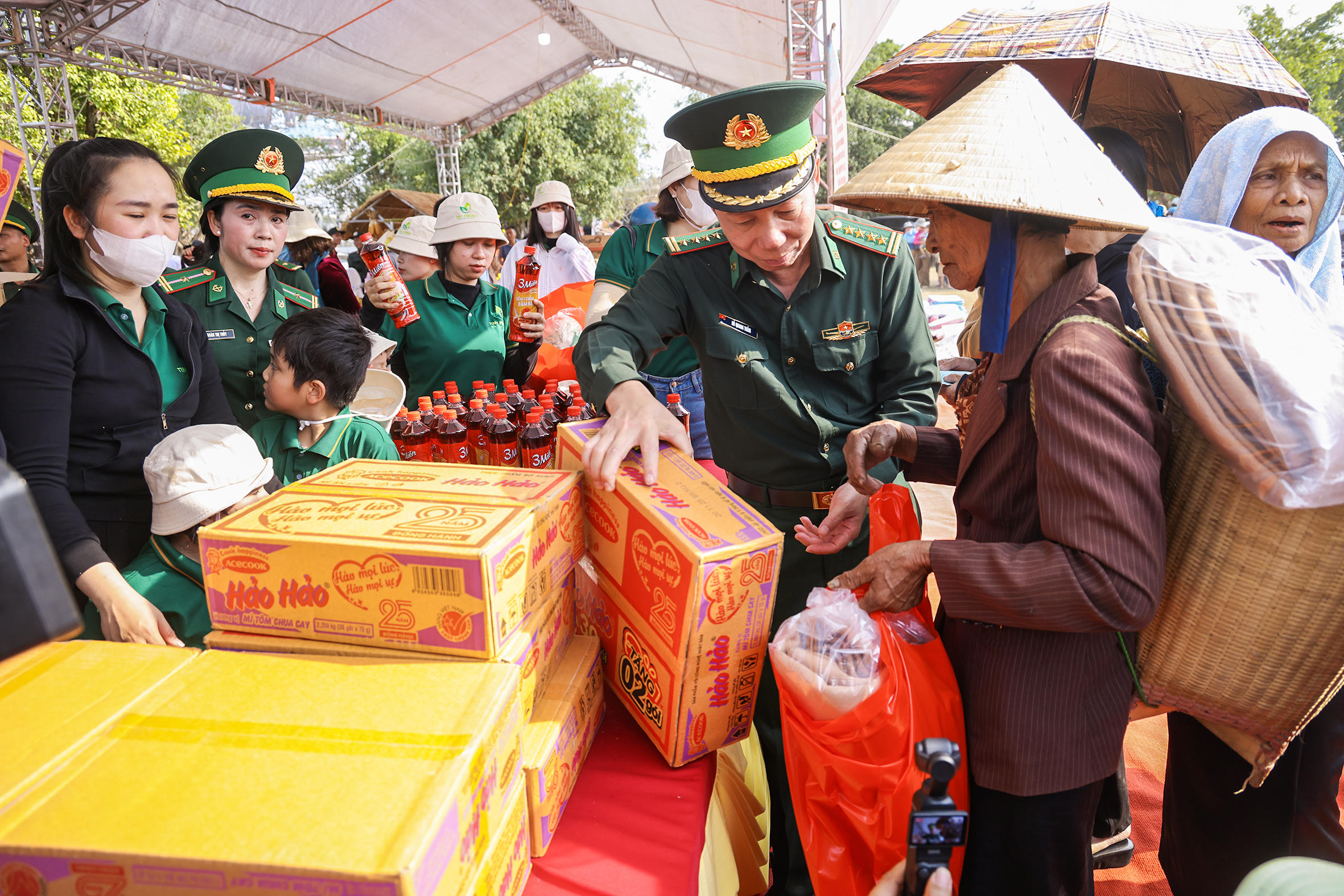 Đại tá Đỗ Quang Thấm - Phó Chính ủy Bộ Chỉ huy Quân sự tỉnh, kiêm Chính ủy Ban Chỉ huy BĐBP tỉnh Đắk Lắk phát quà Tết cho nhân dân tại Chương trình. ảnh: Quang Vinh