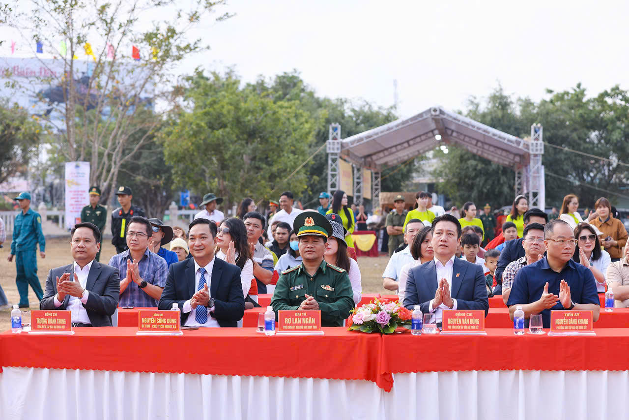 Các đại biểu dự lễ khai mạc. Ảnh: Quang Vinh