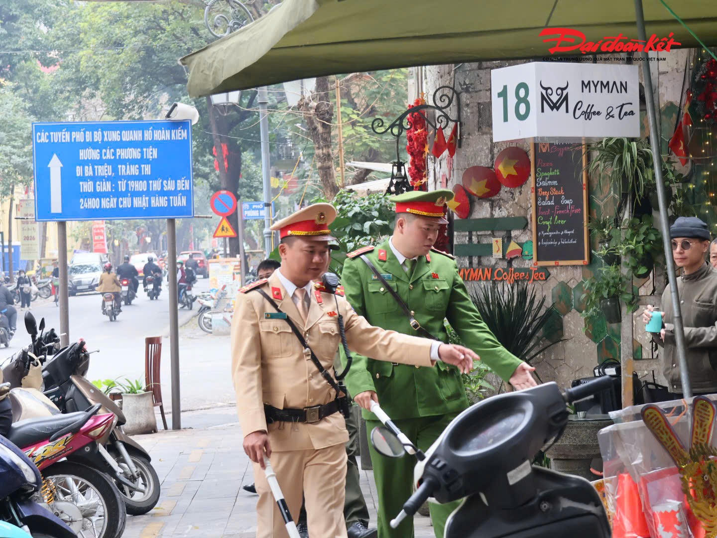 Để bảo đảm TTATGT trong suốt thời gian chợ hoa hoạt động, Đội Cảnh sát giao thông đường bộ số 1 (Phòng CSGT Công an TP Hà Nội) đã bố trí lực lượng thường trực tại các tuyến phố, nút giao thông trọng điểm khu vực phố cổ; tổ chức phân luồng, hướng dẫn các phương tiện di chuyển hợp lý, phòng ngừa ùn tắc, bảo đảm an toàn cho Nhân dân và du khách du xuân, mua sắm.