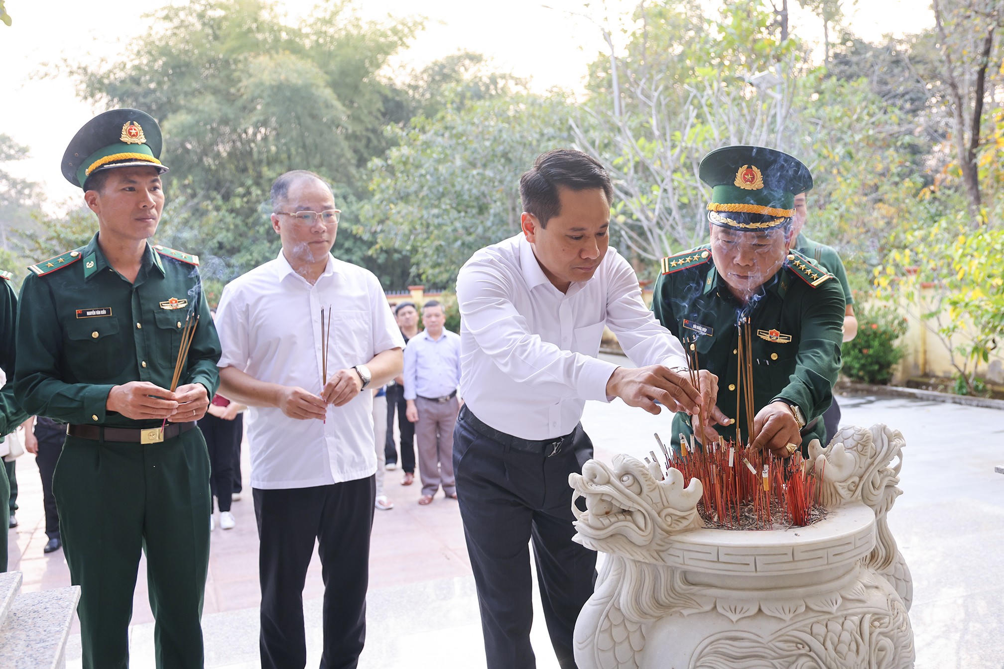 Lãnh đạo Báo Đại đoàn kết cùng đoàn công tác dâng hương tưởng niệm các anh hùng liệt sĩ hy sinh tại khu vực Đồn Biên phòng Sêrêpốk, sáng 6/2. Ảnh: Quang Vinh..