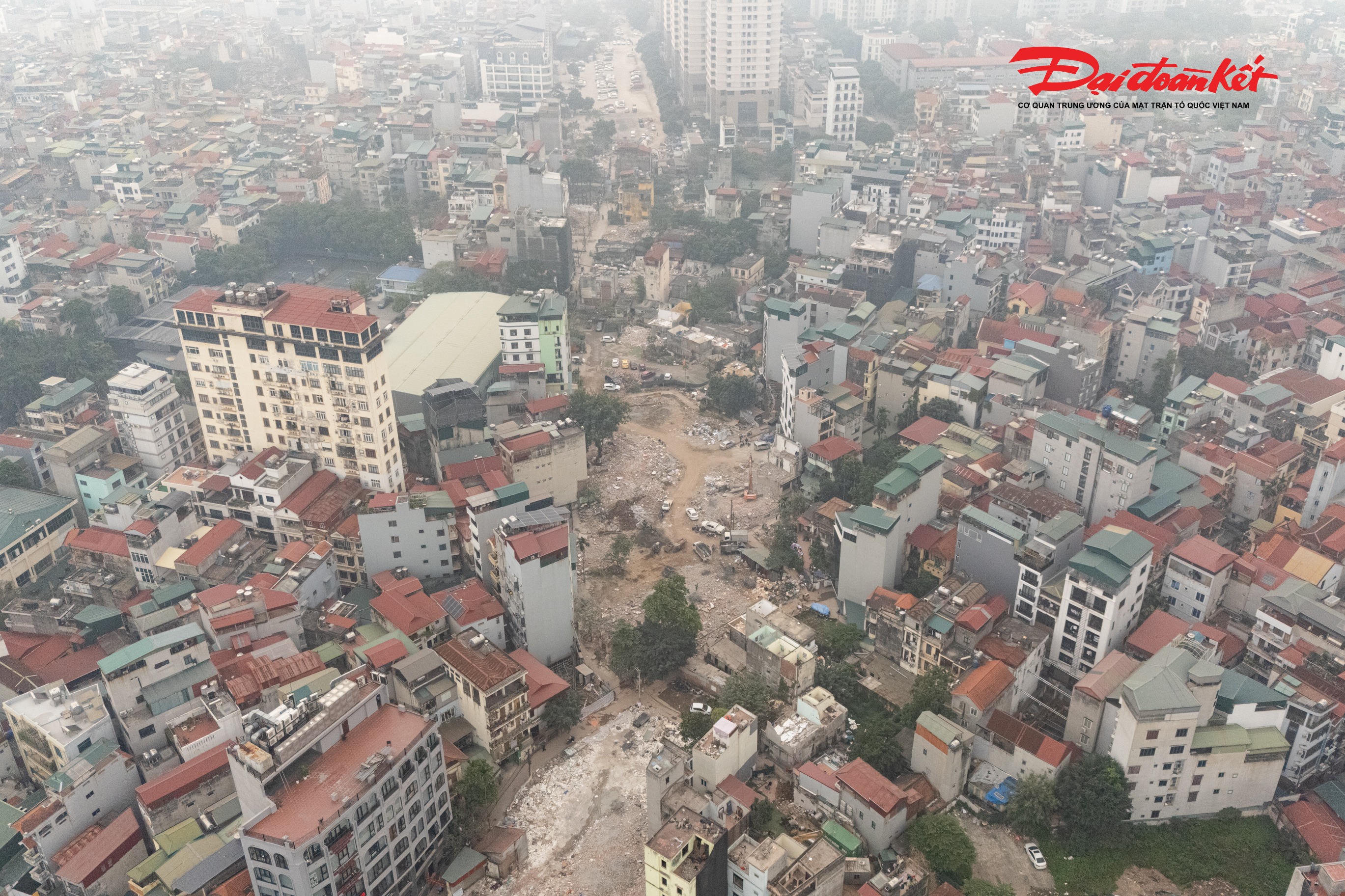 Hiện nay, công tác giải phóng mặt bằng dự án đường Vành đai 2,5 đoạn từ Cầu Giấy đến Khu đô thị mới Dịch Vọng đang được đẩy nhanh. Việc nhiều hộ dân đồng thuận di dời, bàn giao mặt bằng được xem là yếu tố quan trọng giúp thúc đẩy tiến độ thi công dự án.. 