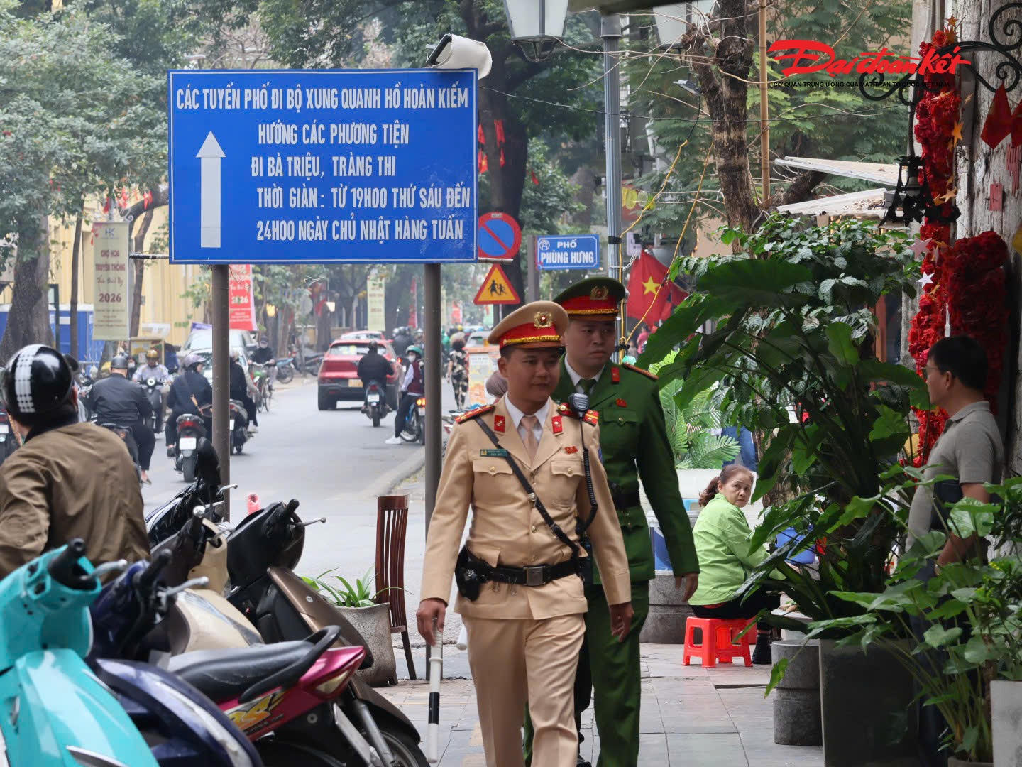 Trung tá Trần Quang Chinh, Phó Đội trưởng Đội CSGT đường bộ số 1 cho biết, đơn vị đã chủ động xây dựng phương án từ sớm, phối hợp chặt chẽ với Công an cơ sở và Công an phường Hoàn Kiếm để tổ chức lực lượng, điều tiết giao thông, kịp thời xử lý các tình huống phát sinh, không để xảy ra ùn tắc kéo dài, phức tạp, ảnh hưởng đến sinh hoạt của người dân và hoạt động của chợ hoa.