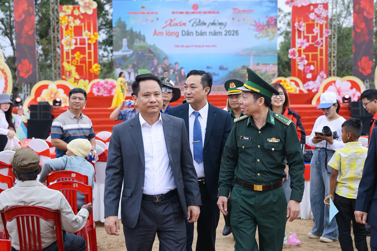 Ông Trương Thành Trung, Ủy viên Ủy ban Trung ương MTTQ Việt Nam, Bí thư Đảng ủy, Tổng Biên tập báo Đại đoàn kết và Đại tá Đỗ Quang Thấm - Ủy viên Ban Thường vụ Đảng ủy, Phó Chính ủy Bộ CHQS tỉnh Đắk Lắk kiêm Chính ủy Ban Chỉ huy Bộ đội Biên phòng tỉnh Đắk Lắk dự hội thi văn hóa thể thao tại chương trình Xuân biên phòng ấm lòng dân bản tại Đắk Lăk. Ảnh: Quang Vinh.