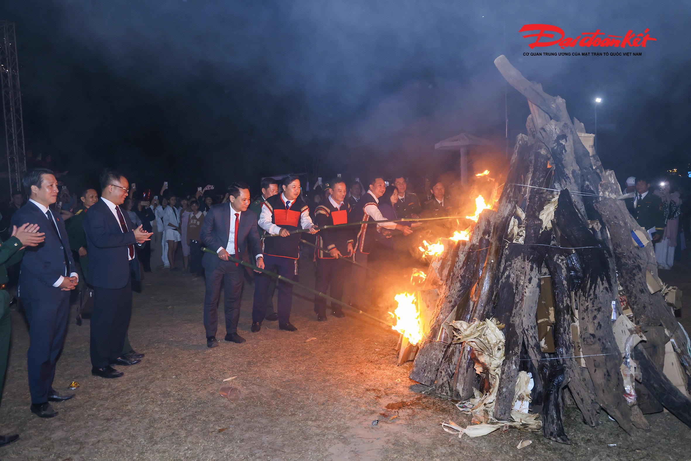 Các đại biểu thắp lửa&nbsp;vòng xoang mừng xuân. Ảnh: Quang Vinh.