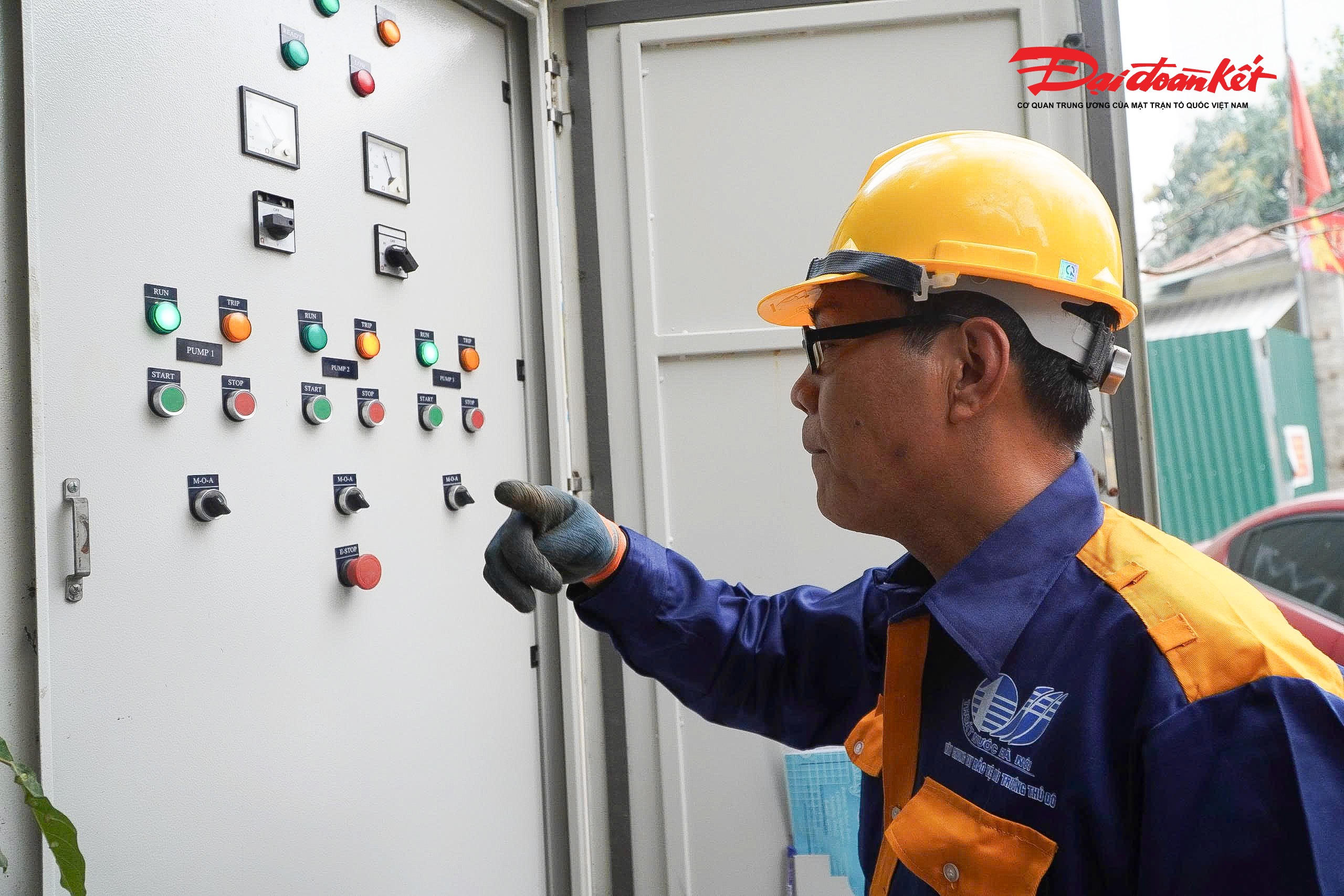 Hệ thống tủ điều khiển vận hành hầm chứa nước, trong đó có hệ thống điều khiển hoạt động của 3 máy bơm được đặt nổi trên vỉa hè.