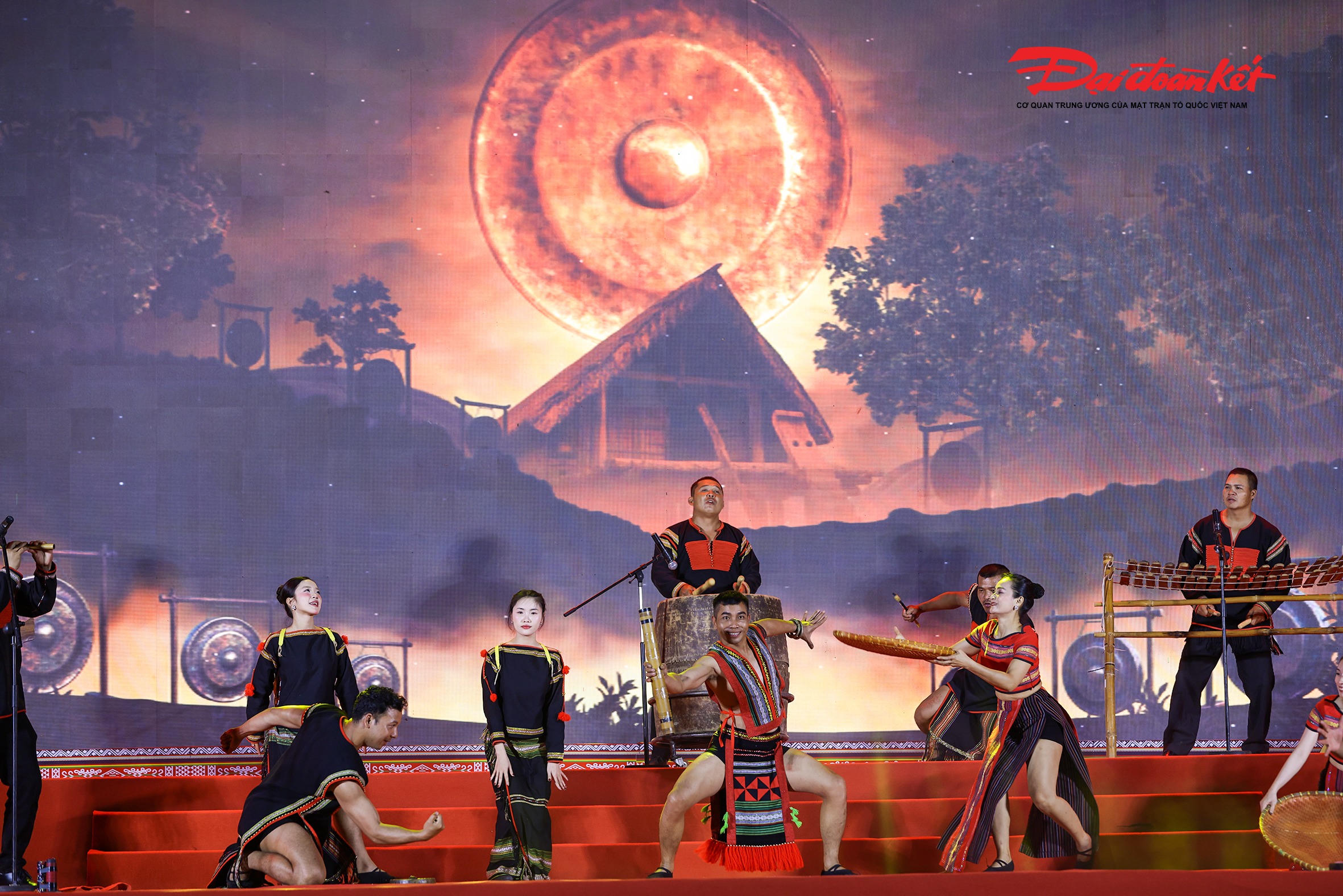 Các tiết mục nghệ thuật đặc sắc do các nghệ sĩ của Đoàn Ca múa Dân tộc tỉnh biểu diễn tại&nbsp;Chương trình “Xuân Biên phòng - Ấm lòng dân bản” năm 2026. Ảnh: Quang Vinh.
