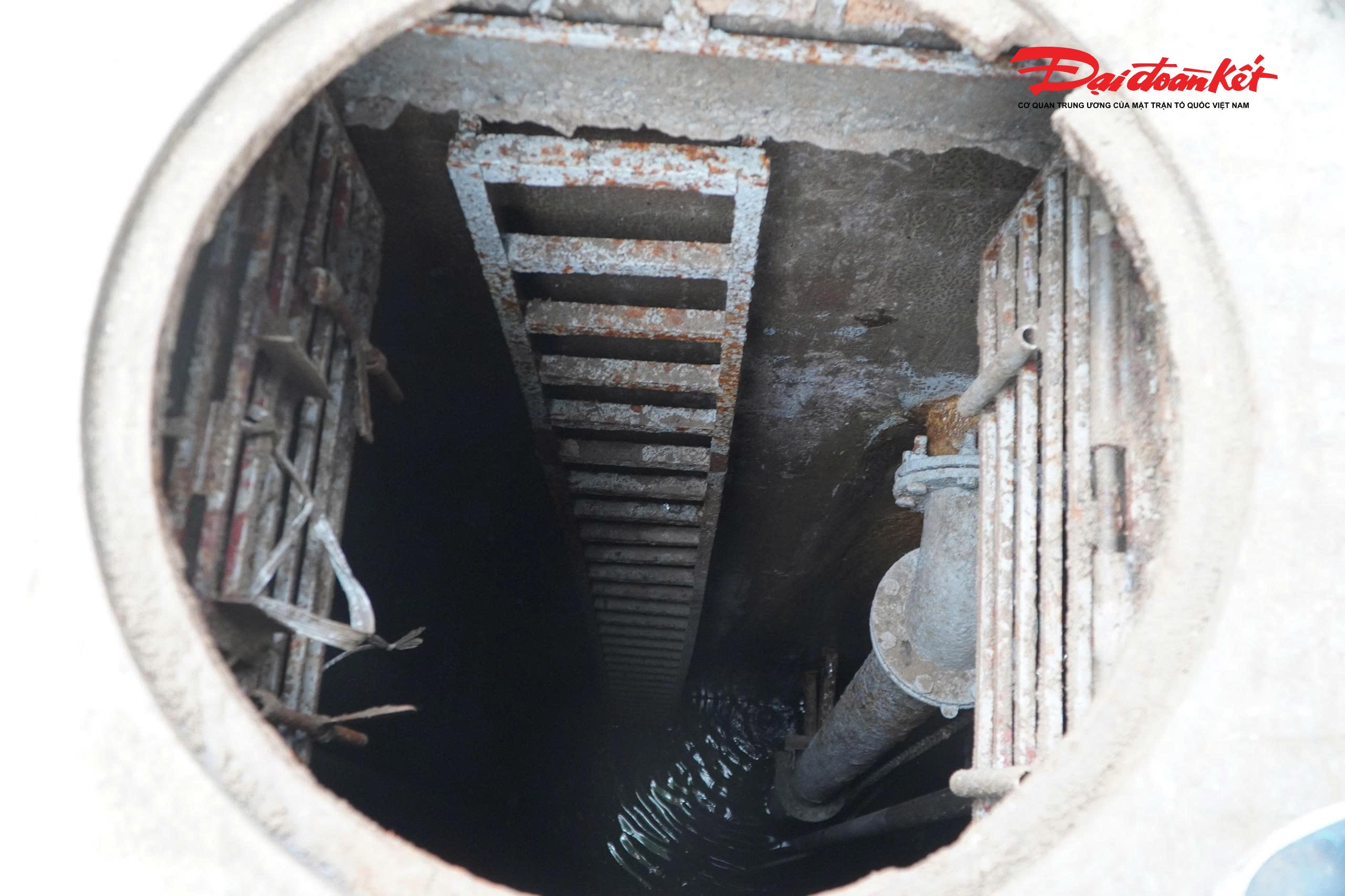 Hệ thống thu gom trước cổng trường THCS Lý Thường Kiệt đưa nước về hầm qua đường ống dài hơn 22 m.