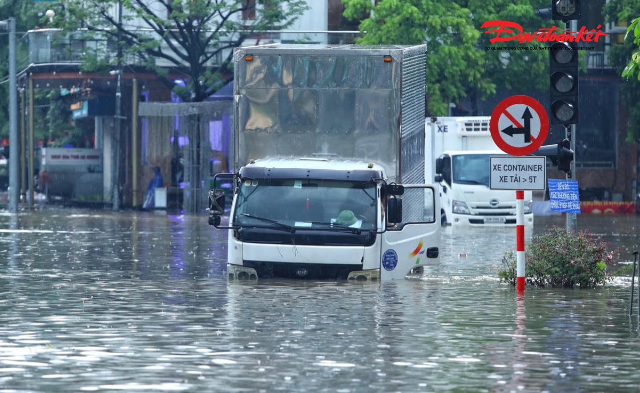 Để khắc phục tình trạng mưa lớn là ngập, Sở Xây dựng Hà Nội đang chuẩn bị triển khai xây dựng 2 bể ngầm điều tiết nước mưa tại khu vực trước chợ Hàng Da (phường Hoàn Kiếm) và khu đất trống tại dốc Cầu Đuống (xã Phù Đổng), nhằm kịp thời giảm thiểu tình trạng úng ngập đô thị.