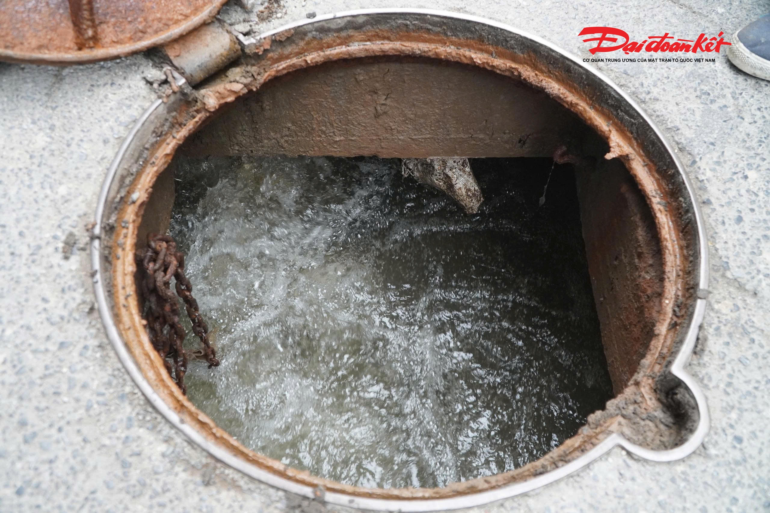 Khi mưa ngớt, mực nước trong hệ thống thoát nước của thành phố giảm, hai máy bơm sẽ bơm nước từ hầm trở lại hệ thống.