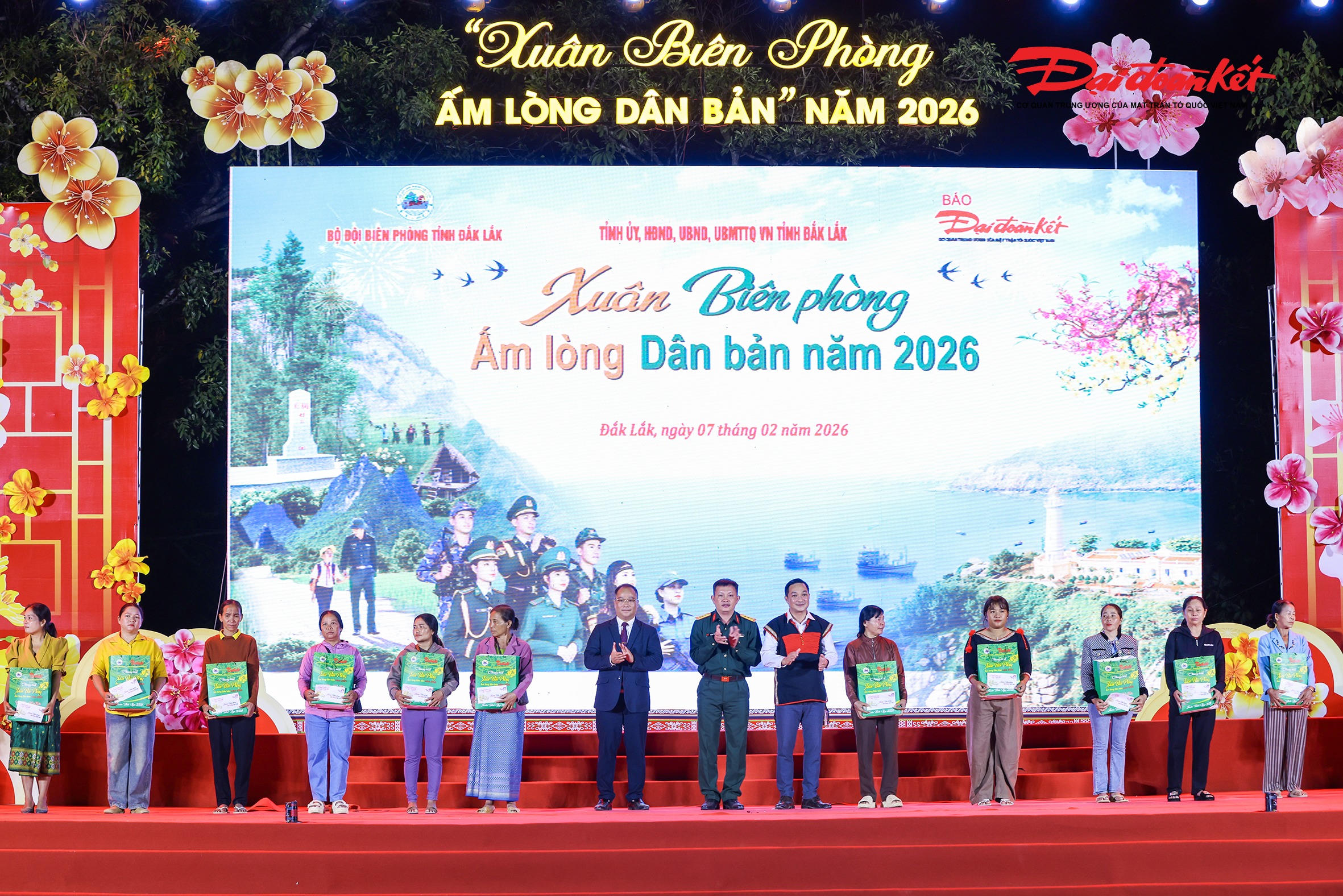 Ông Nguyễn Đăng Khang - Phó Tổng Biên tập, Trưởng Ban tổ chức Chương trình “Xuân Biên phòng - Ấm lòng dân bản” của Báo Đại đoàn kết tặng quà các gia đình chính sách, hộ gia đình có hoàn cảnh khó khăn. Ảnh: Quang Vinh..