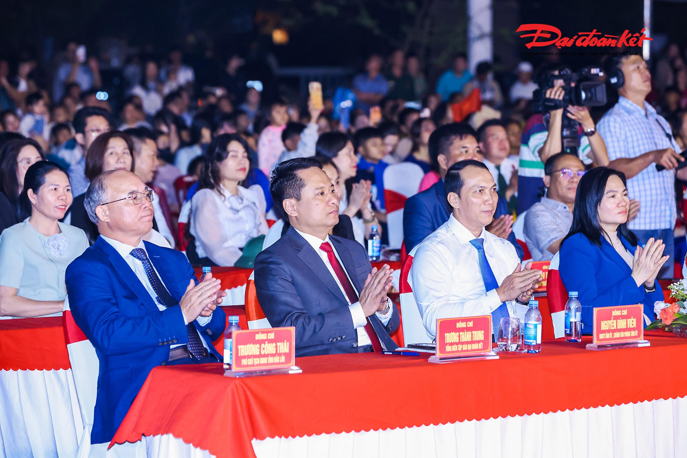 Ông Trương Thành Trung - Ủy viên Ủy ban Trung ương MTTQ Việt Nam, Bí Thư Đảng ủy - Tổng Biên tập Báo Đại đoàn kết và các đại biểu tham dự chương trình. Ảnh: Quang Vinh.