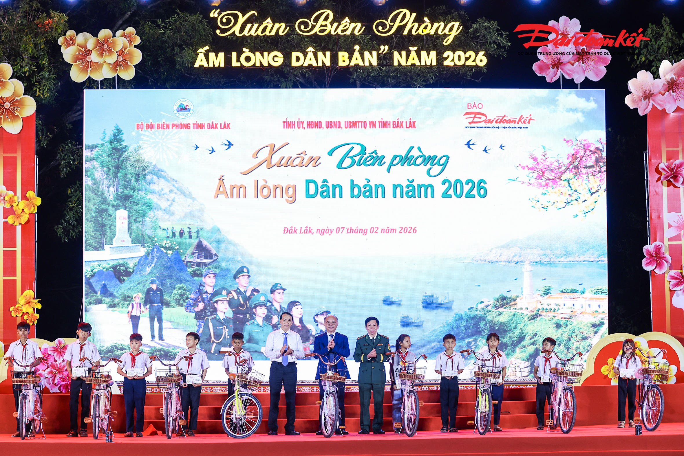 Đại tá Đỗ Quang Thấm - Phó Chính ủy Bộ CHQS tỉnh, kiêm Chính ủy Ban Chỉ huy BĐBP tỉnh Đắk Lắk tặng xe đạp cho các em học sinh có hoàn cảnh khó khăn. Ảnh: Quang Vinh..
