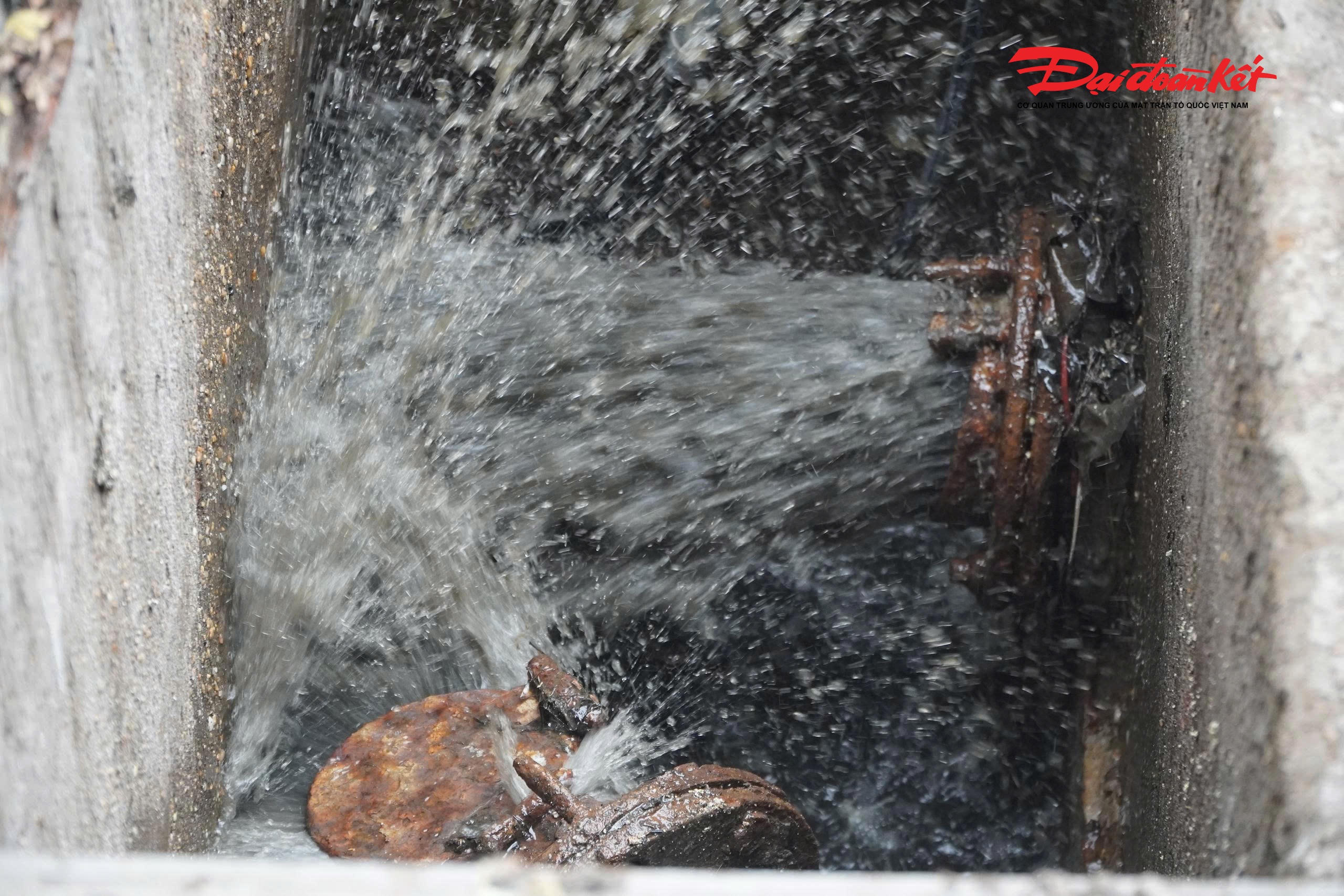 Trong hầm có ba máy bơm chìm (hai máy chạy, một máy dự phòng). 