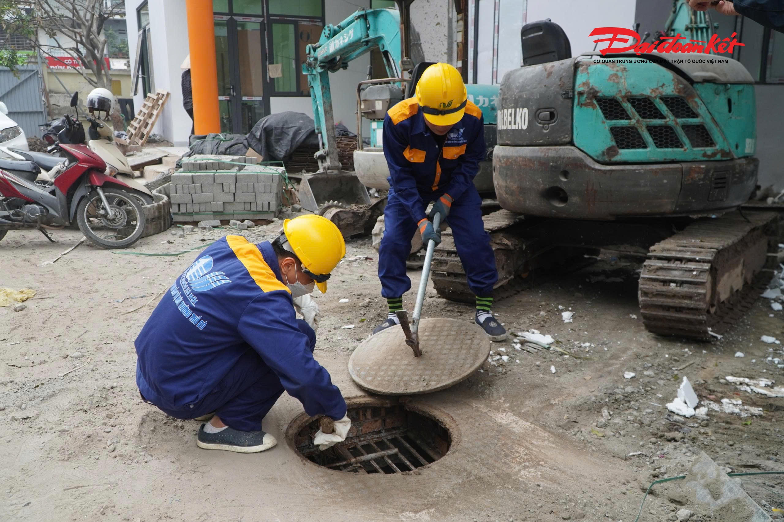 Cửa xuống hầm được thiết kế với hai lớp bảo vệ, gồm lớp nắp gang phía trên và lớp lưới sắt có khóa an toàn phía dưới, bảo đảm an toàn trong quá trình vận hành và sử dụng.