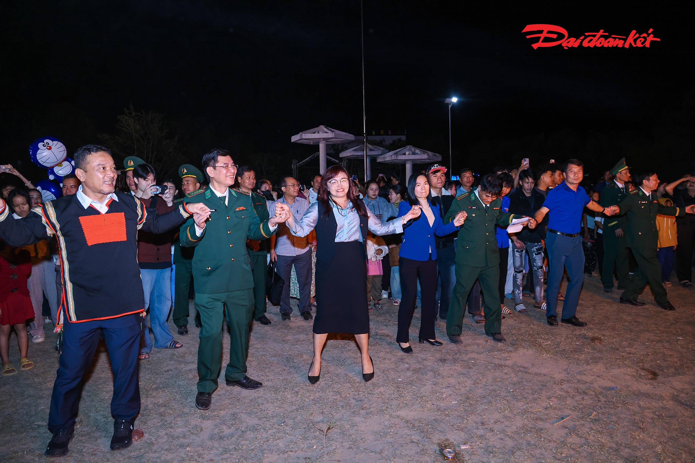 Các đại biểu cùng bà con nhân dân, khách quý nắm chặt bàn tay để hoà vui cùng những vòng xoang, nhịp chiêng bên ánh lửa bập bùng, ấm áp nơi biên cương Tổ quốc. Ảnh: Quang Vinh.